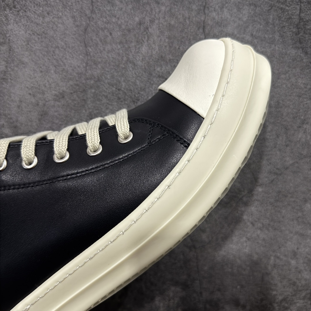 图片[6]-【莞顶渠道】RO瑞克 欧文斯Rick owens 粗绑带 黑白 进口原料牛皮 莞产超级顶货 新配色陆续上架 产品只会越做越漂亮💯 鞋头采用原版一致工艺 又翘又歪的效果目前这个技术市面上的任何版本都达不到这个效果 私模开发 细节一步到位不敢说百分百💯保证有百分之98还原 慢工出细活 好的产品不怕晚 这次的开发针对艺术家 收藏家 高品质 的人群 水染粒面小牛皮材质，和针车间距都是极致还原！ 顶级头层的小牛皮，质感无敌，奢侈品的触感！ 定制品牌logo的拉链！超大一比一规格礼盒装，重达3斤以上，外加定制欧文斯保护盒！ 配有日文、英文，双语种配件卡片！细节诠释，一件不落。 鞋盒翻盖 三标，正面+底部都一一做到！虽然增加不了实质的成本，但是打磨产品的细节，再微小也会还原！ 尺码：35 36 37 38 39 40 41 42 43 44 45 46-选品中心