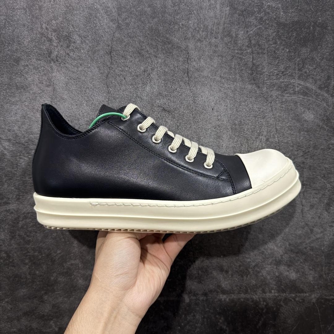 【莞顶渠道】RO瑞克 欧文斯Rick owens 粗绑带 黑白 进口原料牛皮 莞产超级顶货 新配色陆续上架 产品只会越做越漂亮💯 鞋头采用原版一致工艺 又翘又歪的效果目前这个技术市面上的任何版本都达不到这个效果 私模开发 细节一步到位不敢说百分百💯保证有百分之98还原 慢工出细活 好的产品不怕晚 这次的开发针对艺术家 收藏家 高品质 的人群 水染粒面小牛皮材质,和针车间距都是极致还原! 顶级头层的小牛皮,质感无敌,奢侈品的触感! 定制品牌logo的拉链!超大一比一规格礼盒装,重达3斤以上,外加定制欧文斯保护盒! 配有日文、英文,双语种配件卡片!细节诠释,一件不落。 鞋盒翻盖 三标,正面+底部都一一做到!虽然增加不了实质的成本,但是打磨产品的细节,再微小也会还原! 尺码:35 36 37 38 39 40 41 42 43 44 45 46-选品中心