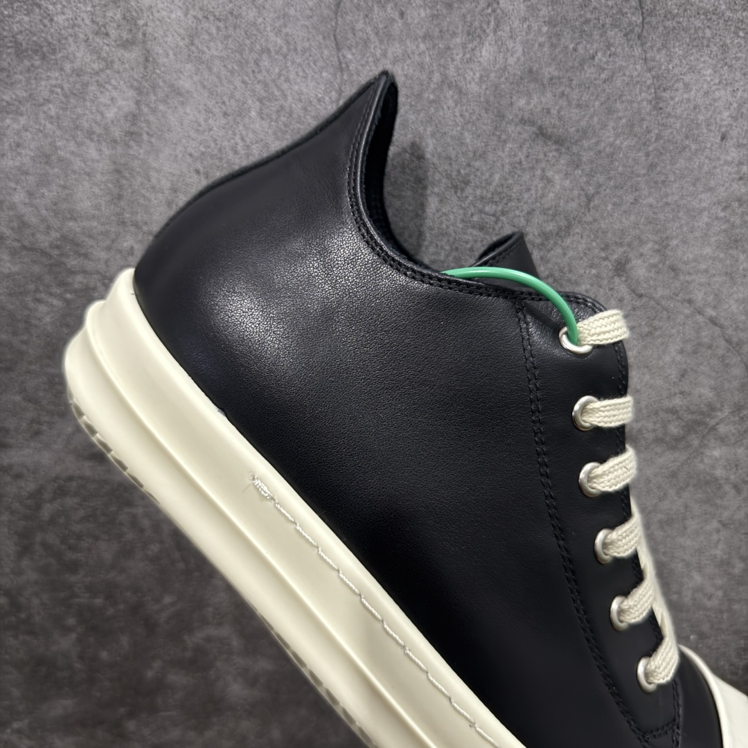 图片[7]-【莞顶渠道】RO瑞克 欧文斯Rick owens 粗绑带 黑白 进口原料牛皮 莞产超级顶货 新配色陆续上架 产品只会越做越漂亮💯 鞋头采用原版一致工艺 又翘又歪的效果目前这个技术市面上的任何版本都达不到这个效果 私模开发 细节一步到位不敢说百分百💯保证有百分之98还原 慢工出细活 好的产品不怕晚 这次的开发针对艺术家 收藏家 高品质 的人群 水染粒面小牛皮材质，和针车间距都是极致还原！ 顶级头层的小牛皮，质感无敌，奢侈品的触感！ 定制品牌logo的拉链！超大一比一规格礼盒装，重达3斤以上，外加定制欧文斯保护盒！ 配有日文、英文，双语种配件卡片！细节诠释，一件不落。 鞋盒翻盖 三标，正面+底部都一一做到！虽然增加不了实质的成本，但是打磨产品的细节，再微小也会还原！ 尺码：35 36 37 38 39 40 41 42 43 44 45 46-选品中心