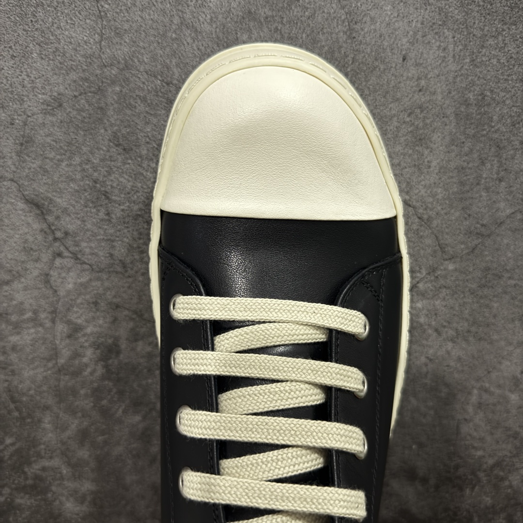 图片[5]-【莞顶渠道】RO瑞克 欧文斯Rick owens 粗绑带 黑白 进口原料牛皮 莞产超级顶货 新配色陆续上架 产品只会越做越漂亮💯 鞋头采用原版一致工艺 又翘又歪的效果目前这个技术市面上的任何版本都达不到这个效果 私模开发 细节一步到位不敢说百分百💯保证有百分之98还原 慢工出细活 好的产品不怕晚 这次的开发针对艺术家 收藏家 高品质 的人群 水染粒面小牛皮材质，和针车间距都是极致还原！ 顶级头层的小牛皮，质感无敌，奢侈品的触感！ 定制品牌logo的拉链！超大一比一规格礼盒装，重达3斤以上，外加定制欧文斯保护盒！ 配有日文、英文，双语种配件卡片！细节诠释，一件不落。 鞋盒翻盖 三标，正面+底部都一一做到！虽然增加不了实质的成本，但是打磨产品的细节，再微小也会还原！ 尺码：35 36 37 38 39 40 41 42 43 44 45 46-选品中心