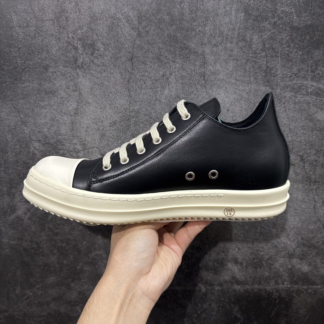 图片[2]-【莞顶渠道】RO瑞克 欧文斯Rick owens 粗绑带 黑白 进口原料牛皮 莞产超级顶货 新配色陆续上架 产品只会越做越漂亮💯 鞋头采用原版一致工艺 又翘又歪的效果目前这个技术市面上的任何版本都达不到这个效果 私模开发 细节一步到位不敢说百分百💯保证有百分之98还原 慢工出细活 好的产品不怕晚 这次的开发针对艺术家 收藏家 高品质 的人群 水染粒面小牛皮材质，和针车间距都是极致还原！ 顶级头层的小牛皮，质感无敌，奢侈品的触感！ 定制品牌logo的拉链！超大一比一规格礼盒装，重达3斤以上，外加定制欧文斯保护盒！ 配有日文、英文，双语种配件卡片！细节诠释，一件不落。 鞋盒翻盖 三标，正面+底部都一一做到！虽然增加不了实质的成本，但是打磨产品的细节，再微小也会还原！ 尺码：35 36 37 38 39 40 41 42 43 44 45 46-选品中心