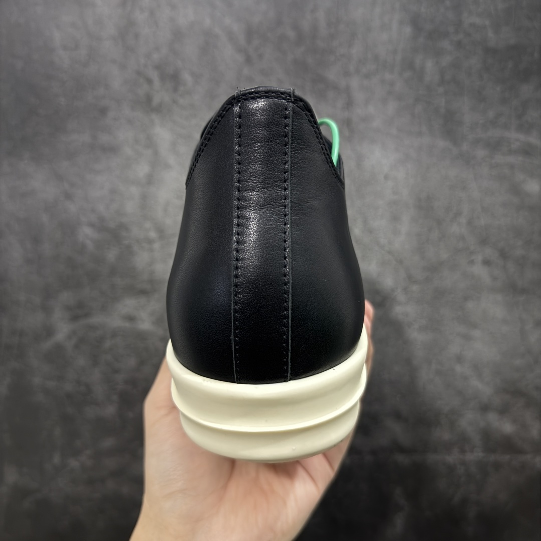 图片[4]-【莞顶渠道】RO瑞克 欧文斯Rick owens 粗绑带 黑白 进口原料牛皮 莞产超级顶货 新配色陆续上架 产品只会越做越漂亮💯 鞋头采用原版一致工艺 又翘又歪的效果目前这个技术市面上的任何版本都达不到这个效果 私模开发 细节一步到位不敢说百分百💯保证有百分之98还原 慢工出细活 好的产品不怕晚 这次的开发针对艺术家 收藏家 高品质 的人群 水染粒面小牛皮材质，和针车间距都是极致还原！ 顶级头层的小牛皮，质感无敌，奢侈品的触感！ 定制品牌logo的拉链！超大一比一规格礼盒装，重达3斤以上，外加定制欧文斯保护盒！ 配有日文、英文，双语种配件卡片！细节诠释，一件不落。 鞋盒翻盖 三标，正面+底部都一一做到！虽然增加不了实质的成本，但是打磨产品的细节，再微小也会还原！ 尺码：35 36 37 38 39 40 41 42 43 44 45 46-选品中心