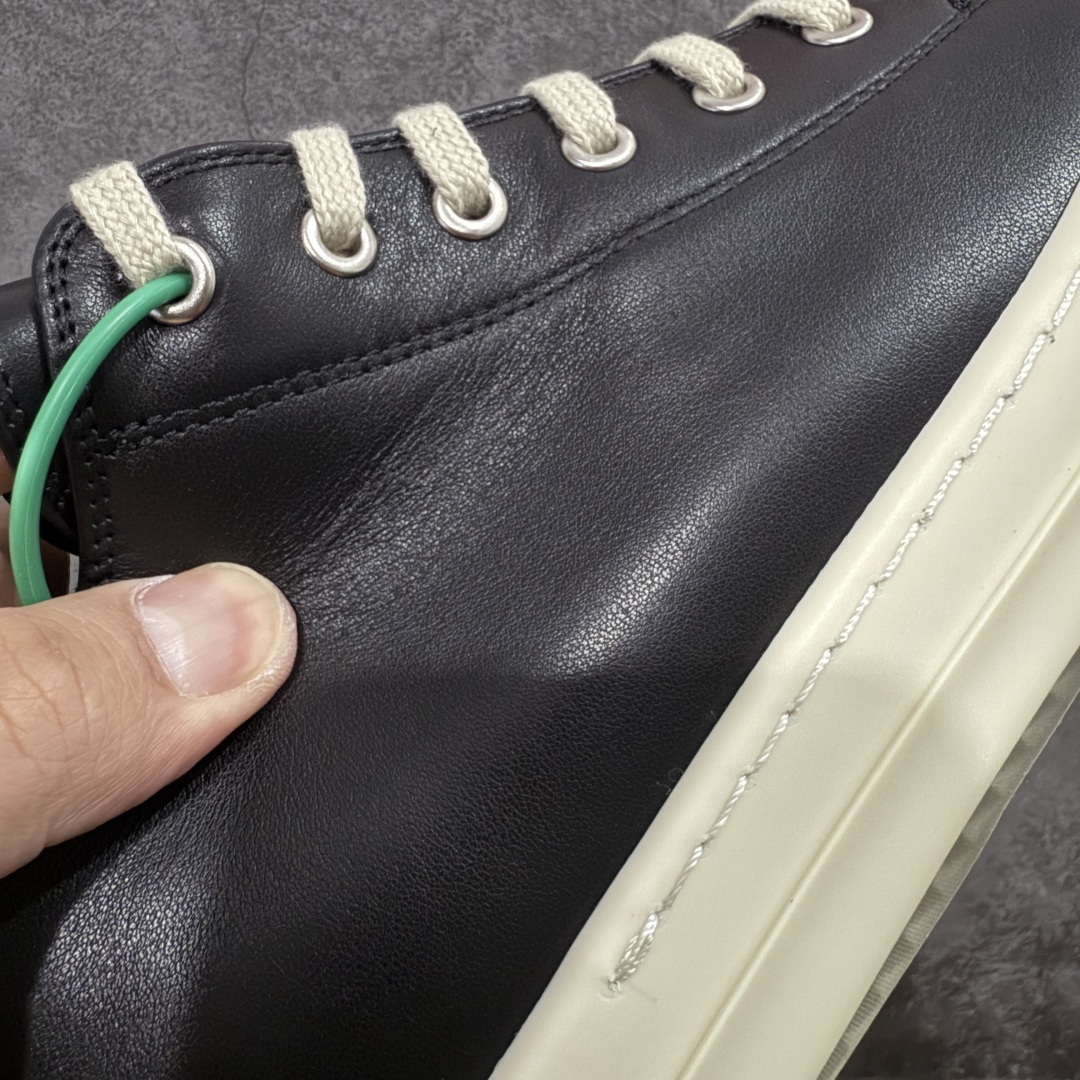 图片[3]-【莞顶渠道】RO瑞克 欧文斯Rick owens 粗绑带 黑白 进口原料牛皮 莞产超级顶货 新配色陆续上架 产品只会越做越漂亮💯 鞋头采用原版一致工艺 又翘又歪的效果目前这个技术市面上的任何版本都达不到这个效果 私模开发 细节一步到位不敢说百分百💯保证有百分之98还原 慢工出细活 好的产品不怕晚 这次的开发针对艺术家 收藏家 高品质 的人群 水染粒面小牛皮材质，和针车间距都是极致还原！ 顶级头层的小牛皮，质感无敌，奢侈品的触感！ 定制品牌logo的拉链！超大一比一规格礼盒装，重达3斤以上，外加定制欧文斯保护盒！ 配有日文、英文，双语种配件卡片！细节诠释，一件不落。 鞋盒翻盖 三标，正面+底部都一一做到！虽然增加不了实质的成本，但是打磨产品的细节，再微小也会还原！ 尺码：35 36 37 38 39 40 41 42 43 44 45 46-选品中心