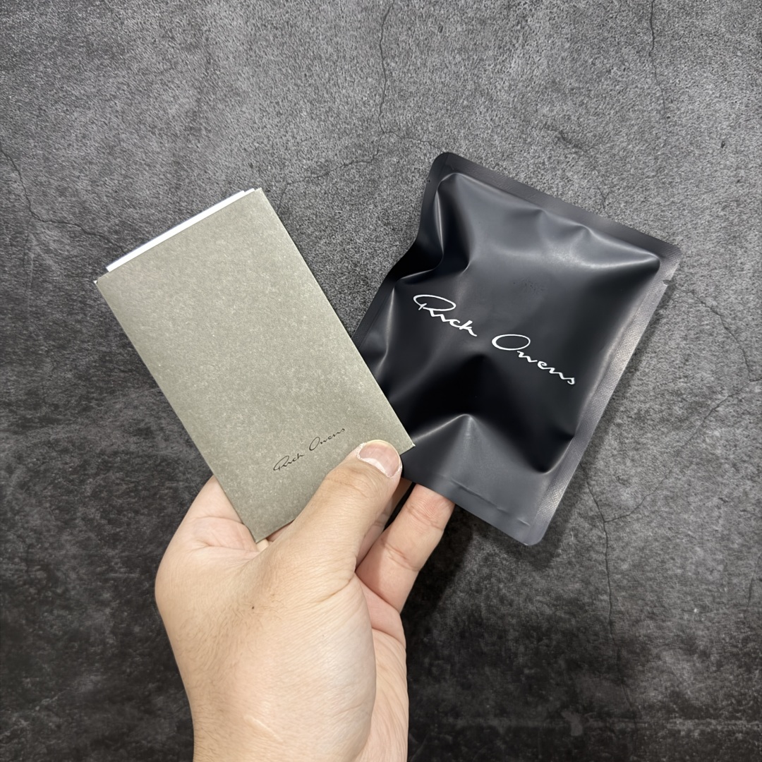 图片[8]-【莞顶渠道】RO瑞克 欧文斯Rick owens 粗绑带 黑白 进口原料牛皮 莞产超级顶货 新配色陆续上架 产品只会越做越漂亮💯 鞋头采用原版一致工艺 又翘又歪的效果目前这个技术市面上的任何版本都达不到这个效果 私模开发 细节一步到位不敢说百分百💯保证有百分之98还原 慢工出细活 好的产品不怕晚 这次的开发针对艺术家 收藏家 高品质 的人群 水染粒面小牛皮材质，和针车间距都是极致还原！ 顶级头层的小牛皮，质感无敌，奢侈品的触感！ 定制品牌logo的拉链！超大一比一规格礼盒装，重达3斤以上，外加定制欧文斯保护盒！ 配有日文、英文，双语种配件卡片！细节诠释，一件不落。 鞋盒翻盖 三标，正面+底部都一一做到！虽然增加不了实质的成本，但是打磨产品的细节，再微小也会还原！ 尺码：35 36 37 38 39 40 41 42 43 44 45 46-选品中心