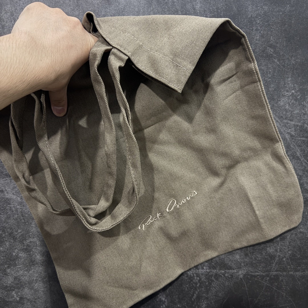 图片[9]-【莞顶渠道】RO瑞克 欧文斯Rick owens 粗绑带 黑白 进口原料牛皮 莞产超级顶货 新配色陆续上架 产品只会越做越漂亮💯 鞋头采用原版一致工艺 又翘又歪的效果目前这个技术市面上的任何版本都达不到这个效果 私模开发 细节一步到位不敢说百分百💯保证有百分之98还原 慢工出细活 好的产品不怕晚 这次的开发针对艺术家 收藏家 高品质 的人群 水染粒面小牛皮材质，和针车间距都是极致还原！ 顶级头层的小牛皮，质感无敌，奢侈品的触感！ 定制品牌logo的拉链！超大一比一规格礼盒装，重达3斤以上，外加定制欧文斯保护盒！ 配有日文、英文，双语种配件卡片！细节诠释，一件不落。 鞋盒翻盖 三标，正面+底部都一一做到！虽然增加不了实质的成本，但是打磨产品的细节，再微小也会还原！ 尺码：35 36 37 38 39 40 41 42 43 44 45 46-选品中心