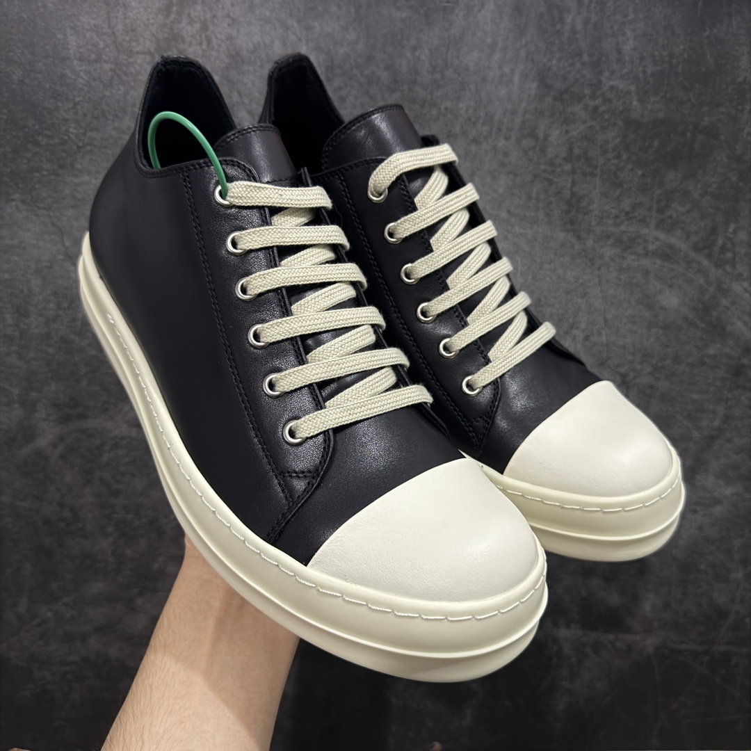 【莞顶渠道】RO瑞克 欧文斯Rick owens 粗绑带 黑白 进口原料牛皮 莞产超级顶货 新配色陆续上架 产品只会越做越漂亮💯 鞋头采用原版一致工艺 又翘又歪的效果目前这个技术市面上的任何版本都达不到这个效果 私模开发 细节一步到位不敢说百分百💯保证有百分之98还原 慢工出细活 好的产品不怕晚 这次的开发针对艺术家 收藏家 高品质 的人群 水染粒面小牛皮材质,和针车间距都是极致还原! 顶级头层的小牛皮,质感无敌,奢侈品的触感! 定制品牌logo的拉链!超大一比一规格礼盒装,重达3斤以上,外加定制欧文斯保护盒! 配有日文、英文,双语种配件卡片!细节诠释,一件不落。 鞋盒翻盖 三标,正面+底部都一一做到!虽然增加不了实质的成本,但是打磨产品的细节,再微小也会还原! 尺码:35 36 37 38 39 40 41 42 43 44 45 46-选品中心