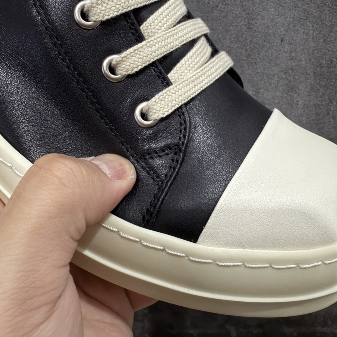 图片[4]-【莞顶渠道】RO瑞克 欧文斯Rick owens 粗绑带 黑白 进口原料牛皮 莞产超级顶货 新配色陆续上架 产品只会越做越漂亮💯 鞋头采用原版一致工艺 又翘又歪的效果目前这个技术市面上的任何版本都达不到这个效果 私模开发 细节一步到位不敢说百分百💯保证有百分之98还原 慢工出细活 好的产品不怕晚 这次的开发针对艺术家 收藏家 高品质 的人群 水染粒面小牛皮材质，和针车间距都是极致还原！ 顶级头层的小牛皮，质感无敌，奢侈品的触感！ 定制品牌logo的拉链！超大一比一规格礼盒装，重达3斤以上，外加定制欧文斯保护盒！ 配有日文、英文，双语种配件卡片！细节诠释，一件不落。 鞋盒翻盖 三标，正面+底部都一一做到！虽然增加不了实质的成本，但是打磨产品的细节，再微小也会还原！ 尺码：35 36 37 38 39 40 41 42 43 44 45 46-选品中心