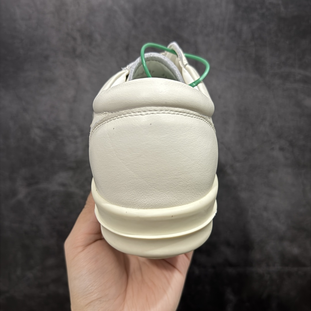 图片[4]-【莞顶渠道】瑞克 欧文斯Rick owens 主线 经典西瓜头 RO低帮米白皮面 进口原料牛皮 莞产超级顶货 新配色陆续上架 产品只会越做越漂亮💯 鞋头采用原版一致工艺 又翘又歪的效果目前这个技术市面上的任何版本都达不到这个效果 私模开发 细节一步到位不敢说百分百💯保证有百分之98还原 慢工出细活 好的产品不怕晚 这次的开发针对艺术家 收藏家 高品质 的人群 水染粒面小牛皮材质，和针车间距都是极致还原！ 顶级头层的小牛皮，质感无敌，奢侈品的触感！ 定制品牌logo的拉链！超大一比一规格礼盒装，重达3斤以上，外加定制欧文斯保护盒！ 配有日文、英文，双语种配件卡片！细节诠释，一件不落。 鞋盒翻盖 三标，正面+底部都一一做到！虽然增加不了实质的成本，但是打磨产品的细节，再微小也会还原！ 尺码：35 36 37 38 39 40 41 42 43 44 45 46-选品中心
