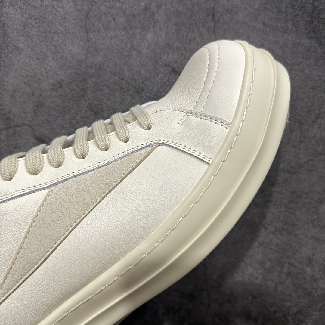 图片[6]-【莞顶渠道】瑞克 欧文斯Rick owens 主线 经典西瓜头 RO低帮米白皮面 进口原料牛皮 莞产超级顶货 新配色陆续上架 产品只会越做越漂亮💯 鞋头采用原版一致工艺 又翘又歪的效果目前这个技术市面上的任何版本都达不到这个效果 私模开发 细节一步到位不敢说百分百💯保证有百分之98还原 慢工出细活 好的产品不怕晚 这次的开发针对艺术家 收藏家 高品质 的人群 水染粒面小牛皮材质，和针车间距都是极致还原！ 顶级头层的小牛皮，质感无敌，奢侈品的触感！ 定制品牌logo的拉链！超大一比一规格礼盒装，重达3斤以上，外加定制欧文斯保护盒！ 配有日文、英文，双语种配件卡片！细节诠释，一件不落。 鞋盒翻盖 三标，正面+底部都一一做到！虽然增加不了实质的成本，但是打磨产品的细节，再微小也会还原！ 尺码：35 36 37 38 39 40 41 42 43 44 45 46-选品中心