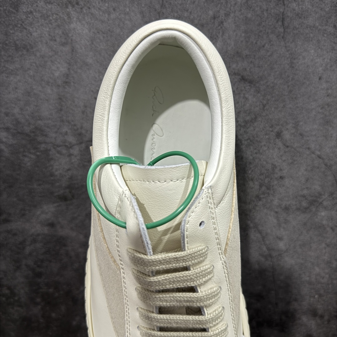 图片[8]-【莞顶渠道】瑞克 欧文斯Rick owens 主线 经典西瓜头 RO低帮米白皮面 进口原料牛皮 莞产超级顶货 新配色陆续上架 产品只会越做越漂亮💯 鞋头采用原版一致工艺 又翘又歪的效果目前这个技术市面上的任何版本都达不到这个效果 私模开发 细节一步到位不敢说百分百💯保证有百分之98还原 慢工出细活 好的产品不怕晚 这次的开发针对艺术家 收藏家 高品质 的人群 水染粒面小牛皮材质，和针车间距都是极致还原！ 顶级头层的小牛皮，质感无敌，奢侈品的触感！ 定制品牌logo的拉链！超大一比一规格礼盒装，重达3斤以上，外加定制欧文斯保护盒！ 配有日文、英文，双语种配件卡片！细节诠释，一件不落。 鞋盒翻盖 三标，正面+底部都一一做到！虽然增加不了实质的成本，但是打磨产品的细节，再微小也会还原！ 尺码：35 36 37 38 39 40 41 42 43 44 45 46-选品中心