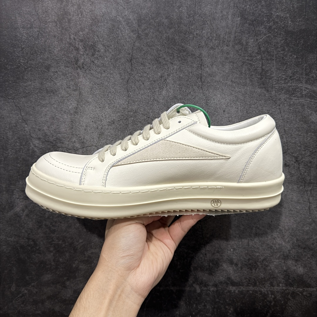 图片[2]-【莞顶渠道】瑞克 欧文斯Rick owens 主线 经典西瓜头 RO低帮米白皮面 进口原料牛皮 莞产超级顶货 新配色陆续上架 产品只会越做越漂亮💯 鞋头采用原版一致工艺 又翘又歪的效果目前这个技术市面上的任何版本都达不到这个效果 私模开发 细节一步到位不敢说百分百💯保证有百分之98还原 慢工出细活 好的产品不怕晚 这次的开发针对艺术家 收藏家 高品质 的人群 水染粒面小牛皮材质，和针车间距都是极致还原！ 顶级头层的小牛皮，质感无敌，奢侈品的触感！ 定制品牌logo的拉链！超大一比一规格礼盒装，重达3斤以上，外加定制欧文斯保护盒！ 配有日文、英文，双语种配件卡片！细节诠释，一件不落。 鞋盒翻盖 三标，正面+底部都一一做到！虽然增加不了实质的成本，但是打磨产品的细节，再微小也会还原！ 尺码：35 36 37 38 39 40 41 42 43 44 45 46-选品中心