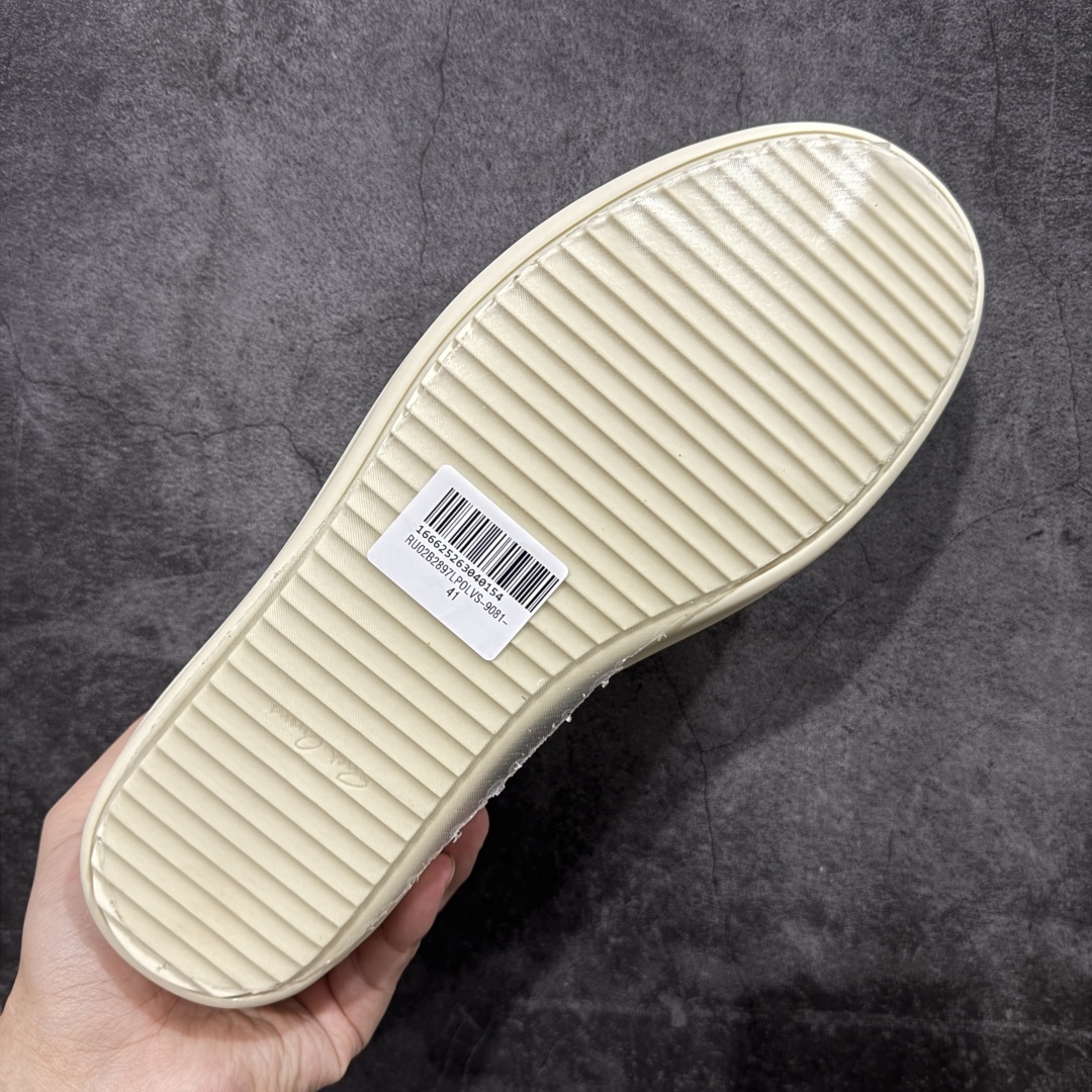 图片[9]-【莞顶渠道】瑞克 欧文斯Rick owens 主线 经典西瓜头 RO低帮米白皮面 进口原料牛皮 莞产超级顶货 新配色陆续上架 产品只会越做越漂亮💯 鞋头采用原版一致工艺 又翘又歪的效果目前这个技术市面上的任何版本都达不到这个效果 私模开发 细节一步到位不敢说百分百💯保证有百分之98还原 慢工出细活 好的产品不怕晚 这次的开发针对艺术家 收藏家 高品质 的人群 水染粒面小牛皮材质，和针车间距都是极致还原！ 顶级头层的小牛皮，质感无敌，奢侈品的触感！ 定制品牌logo的拉链！超大一比一规格礼盒装，重达3斤以上，外加定制欧文斯保护盒！ 配有日文、英文，双语种配件卡片！细节诠释，一件不落。 鞋盒翻盖 三标，正面+底部都一一做到！虽然增加不了实质的成本，但是打磨产品的细节，再微小也会还原！ 尺码：35 36 37 38 39 40 41 42 43 44 45 46-选品中心