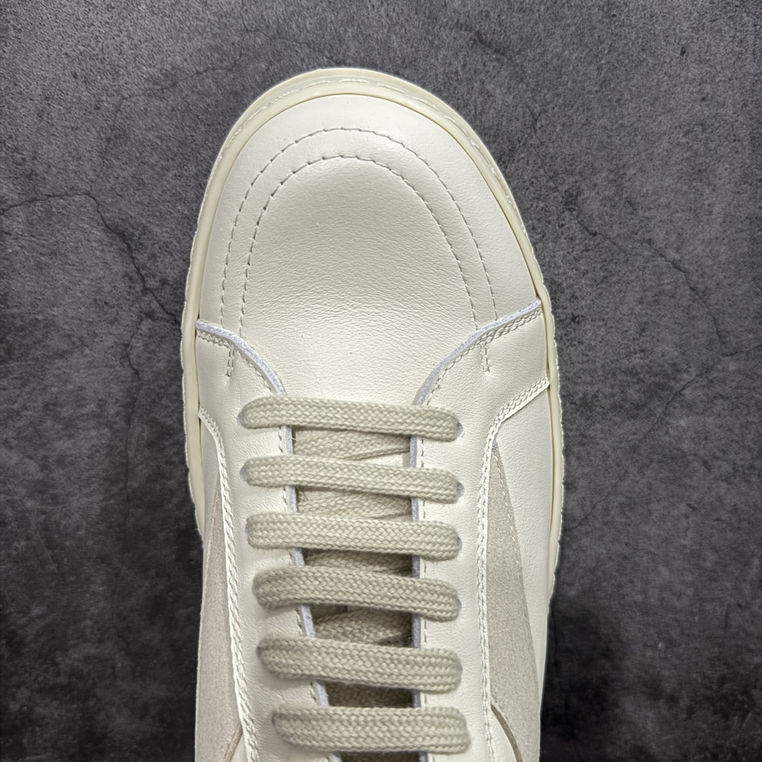 图片[5]-【莞顶渠道】瑞克 欧文斯Rick owens 主线 经典西瓜头 RO低帮米白皮面 进口原料牛皮 莞产超级顶货 新配色陆续上架 产品只会越做越漂亮💯 鞋头采用原版一致工艺 又翘又歪的效果目前这个技术市面上的任何版本都达不到这个效果 私模开发 细节一步到位不敢说百分百💯保证有百分之98还原 慢工出细活 好的产品不怕晚 这次的开发针对艺术家 收藏家 高品质 的人群 水染粒面小牛皮材质，和针车间距都是极致还原！ 顶级头层的小牛皮，质感无敌，奢侈品的触感！ 定制品牌logo的拉链！超大一比一规格礼盒装，重达3斤以上，外加定制欧文斯保护盒！ 配有日文、英文，双语种配件卡片！细节诠释，一件不落。 鞋盒翻盖 三标，正面+底部都一一做到！虽然增加不了实质的成本，但是打磨产品的细节，再微小也会还原！ 尺码：35 36 37 38 39 40 41 42 43 44 45 46-选品中心