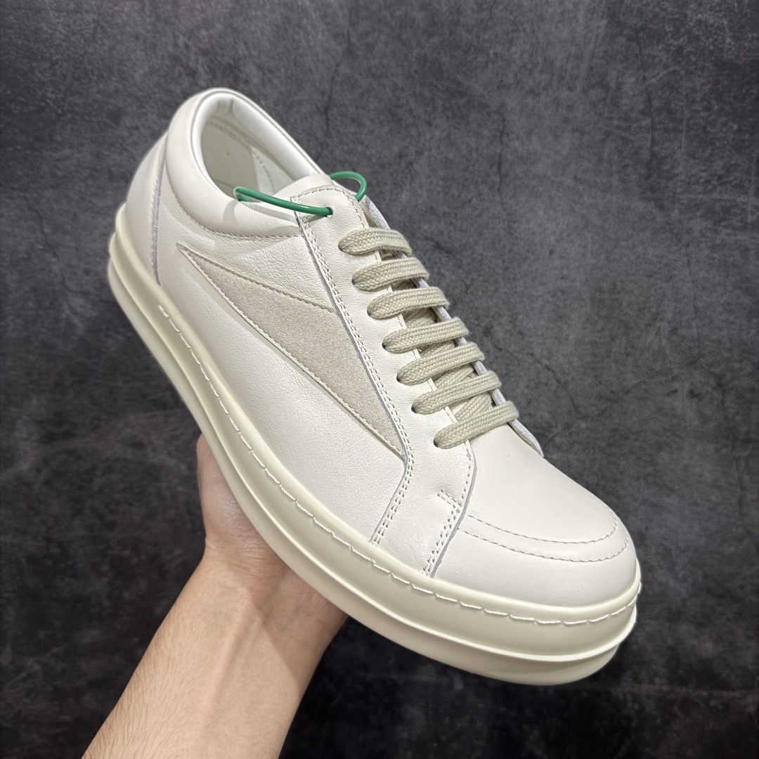 图片[3]-【莞顶渠道】瑞克 欧文斯Rick owens 主线 经典西瓜头 RO低帮米白皮面 进口原料牛皮 莞产超级顶货 新配色陆续上架 产品只会越做越漂亮💯 鞋头采用原版一致工艺 又翘又歪的效果目前这个技术市面上的任何版本都达不到这个效果 私模开发 细节一步到位不敢说百分百💯保证有百分之98还原 慢工出细活 好的产品不怕晚 这次的开发针对艺术家 收藏家 高品质 的人群 水染粒面小牛皮材质，和针车间距都是极致还原！ 顶级头层的小牛皮，质感无敌，奢侈品的触感！ 定制品牌logo的拉链！超大一比一规格礼盒装，重达3斤以上，外加定制欧文斯保护盒！ 配有日文、英文，双语种配件卡片！细节诠释，一件不落。 鞋盒翻盖 三标，正面+底部都一一做到！虽然增加不了实质的成本，但是打磨产品的细节，再微小也会还原！ 尺码：35 36 37 38 39 40 41 42 43 44 45 46-选品中心