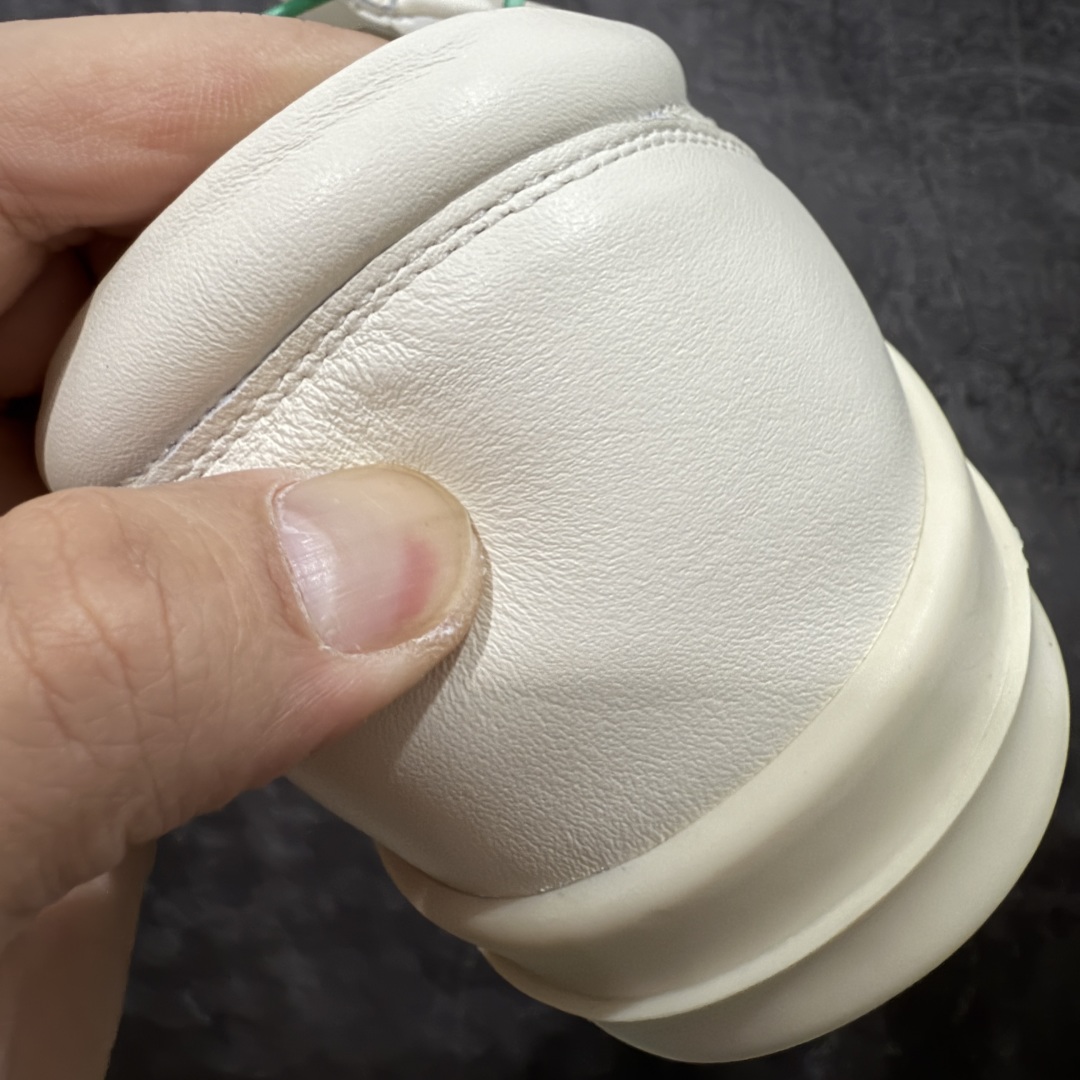 图片[2]-【莞顶渠道】瑞克 欧文斯Rick owens 主线 经典西瓜头 RO低帮米白皮面 进口原料牛皮 莞产超级顶货 新配色陆续上架 产品只会越做越漂亮💯 鞋头采用原版一致工艺 又翘又歪的效果目前这个技术市面上的任何版本都达不到这个效果 私模开发 细节一步到位不敢说百分百💯保证有百分之98还原 慢工出细活 好的产品不怕晚 这次的开发针对艺术家 收藏家 高品质 的人群 水染粒面小牛皮材质，和针车间距都是极致还原！ 顶级头层的小牛皮，质感无敌，奢侈品的触感！ 定制品牌logo的拉链！超大一比一规格礼盒装，重达3斤以上，外加定制欧文斯保护盒！ 配有日文、英文，双语种配件卡片！细节诠释，一件不落。 鞋盒翻盖 三标，正面+底部都一一做到！虽然增加不了实质的成本，但是打磨产品的细节，再微小也会还原！ 尺码：35 36 37 38 39 40 41 42 43 44 45 46-选品中心