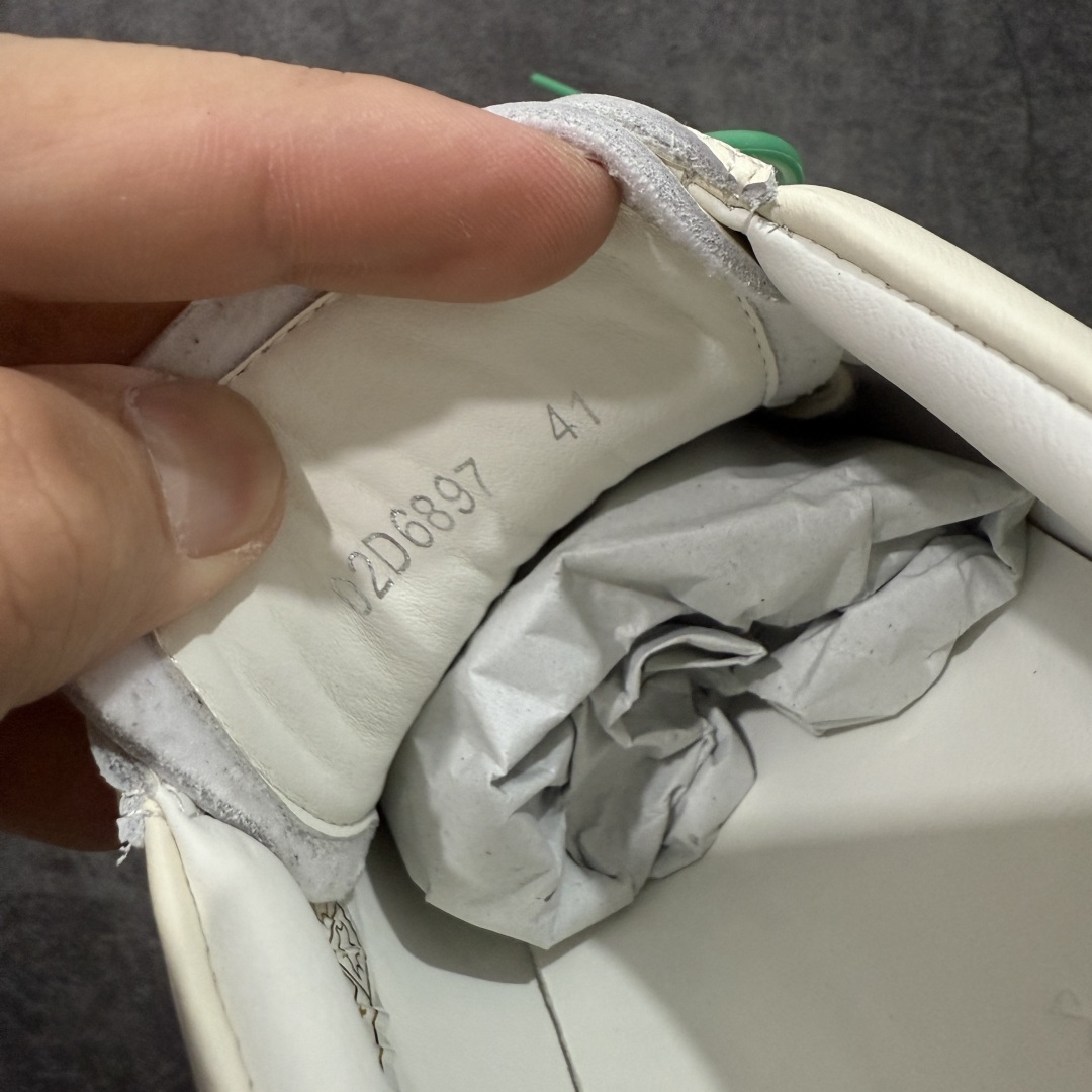 图片[5]-【莞顶渠道】瑞克 欧文斯Rick owens 主线 经典西瓜头 RO低帮米白皮面 进口原料牛皮 莞产超级顶货 新配色陆续上架 产品只会越做越漂亮💯 鞋头采用原版一致工艺 又翘又歪的效果目前这个技术市面上的任何版本都达不到这个效果 私模开发 细节一步到位不敢说百分百💯保证有百分之98还原 慢工出细活 好的产品不怕晚 这次的开发针对艺术家 收藏家 高品质 的人群 水染粒面小牛皮材质，和针车间距都是极致还原！ 顶级头层的小牛皮，质感无敌，奢侈品的触感！ 定制品牌logo的拉链！超大一比一规格礼盒装，重达3斤以上，外加定制欧文斯保护盒！ 配有日文、英文，双语种配件卡片！细节诠释，一件不落。 鞋盒翻盖 三标，正面+底部都一一做到！虽然增加不了实质的成本，但是打磨产品的细节，再微小也会还原！ 尺码：35 36 37 38 39 40 41 42 43 44 45 46-选品中心