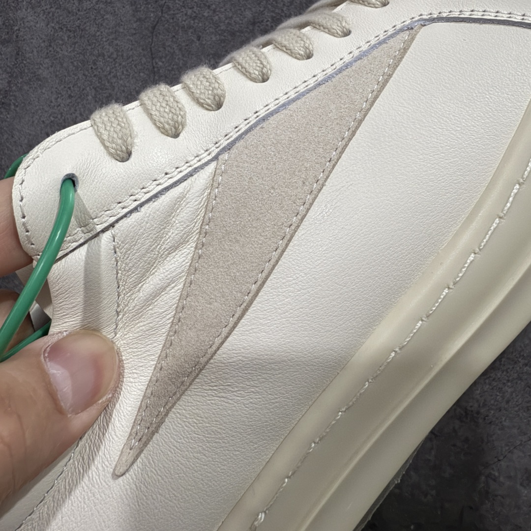 图片[3]-【莞顶渠道】瑞克 欧文斯Rick owens 主线 经典西瓜头 RO低帮米白皮面 进口原料牛皮 莞产超级顶货 新配色陆续上架 产品只会越做越漂亮💯 鞋头采用原版一致工艺 又翘又歪的效果目前这个技术市面上的任何版本都达不到这个效果 私模开发 细节一步到位不敢说百分百💯保证有百分之98还原 慢工出细活 好的产品不怕晚 这次的开发针对艺术家 收藏家 高品质 的人群 水染粒面小牛皮材质，和针车间距都是极致还原！ 顶级头层的小牛皮，质感无敌，奢侈品的触感！ 定制品牌logo的拉链！超大一比一规格礼盒装，重达3斤以上，外加定制欧文斯保护盒！ 配有日文、英文，双语种配件卡片！细节诠释，一件不落。 鞋盒翻盖 三标，正面+底部都一一做到！虽然增加不了实质的成本，但是打磨产品的细节，再微小也会还原！ 尺码：35 36 37 38 39 40 41 42 43 44 45 46-选品中心