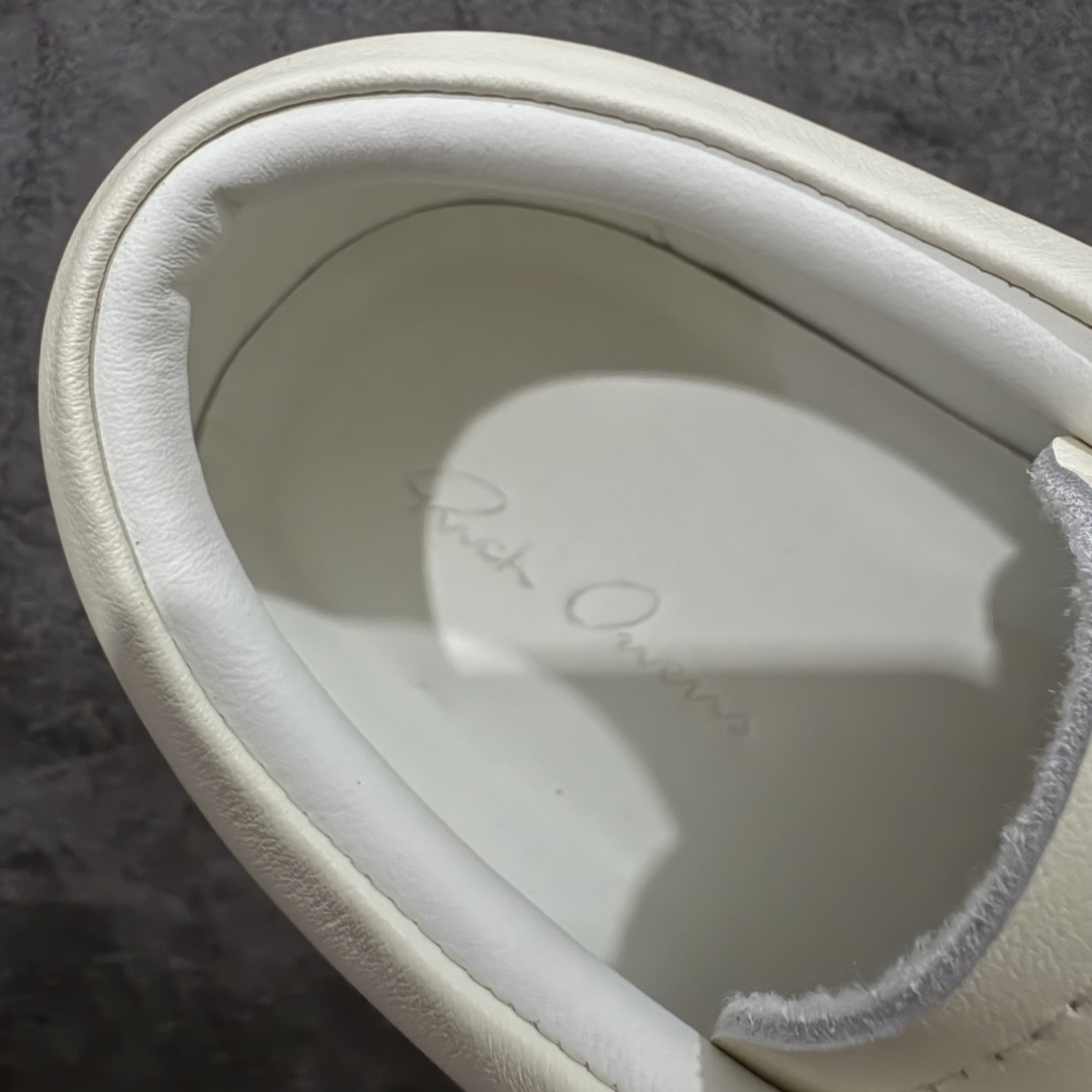 图片[6]-【莞顶渠道】瑞克 欧文斯Rick owens 主线 经典西瓜头 RO低帮米白皮面 进口原料牛皮 莞产超级顶货 新配色陆续上架 产品只会越做越漂亮💯 鞋头采用原版一致工艺 又翘又歪的效果目前这个技术市面上的任何版本都达不到这个效果 私模开发 细节一步到位不敢说百分百💯保证有百分之98还原 慢工出细活 好的产品不怕晚 这次的开发针对艺术家 收藏家 高品质 的人群 水染粒面小牛皮材质，和针车间距都是极致还原！ 顶级头层的小牛皮，质感无敌，奢侈品的触感！ 定制品牌logo的拉链！超大一比一规格礼盒装，重达3斤以上，外加定制欧文斯保护盒！ 配有日文、英文，双语种配件卡片！细节诠释，一件不落。 鞋盒翻盖 三标，正面+底部都一一做到！虽然增加不了实质的成本，但是打磨产品的细节，再微小也会还原！ 尺码：35 36 37 38 39 40 41 42 43 44 45 46-选品中心