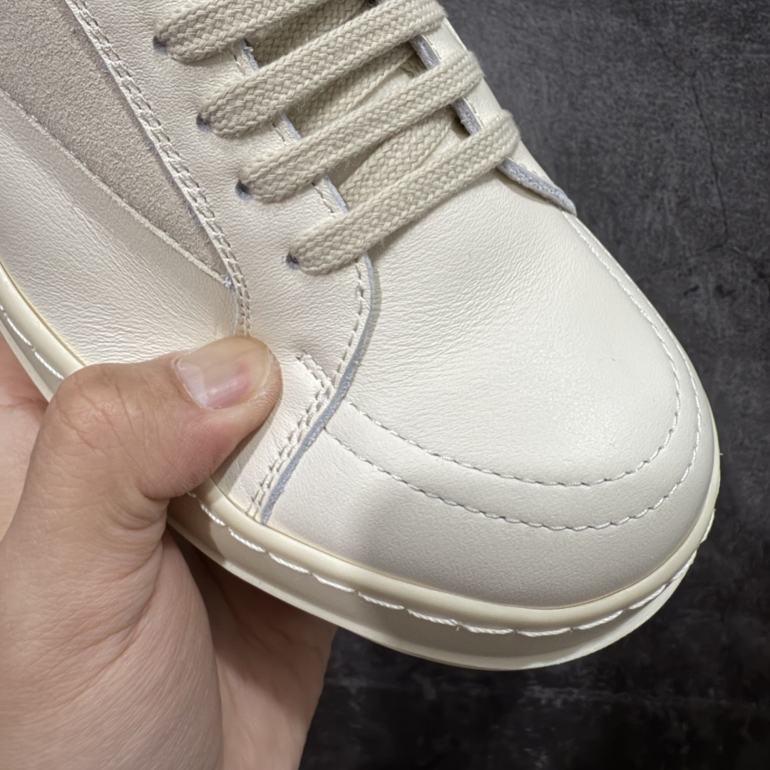 图片[4]-【莞顶渠道】瑞克 欧文斯Rick owens 主线 经典西瓜头 RO低帮米白皮面 进口原料牛皮 莞产超级顶货 新配色陆续上架 产品只会越做越漂亮💯 鞋头采用原版一致工艺 又翘又歪的效果目前这个技术市面上的任何版本都达不到这个效果 私模开发 细节一步到位不敢说百分百💯保证有百分之98还原 慢工出细活 好的产品不怕晚 这次的开发针对艺术家 收藏家 高品质 的人群 水染粒面小牛皮材质，和针车间距都是极致还原！ 顶级头层的小牛皮，质感无敌，奢侈品的触感！ 定制品牌logo的拉链！超大一比一规格礼盒装，重达3斤以上，外加定制欧文斯保护盒！ 配有日文、英文，双语种配件卡片！细节诠释，一件不落。 鞋盒翻盖 三标，正面+底部都一一做到！虽然增加不了实质的成本，但是打磨产品的细节，再微小也会还原！ 尺码：35 36 37 38 39 40 41 42 43 44 45 46-选品中心