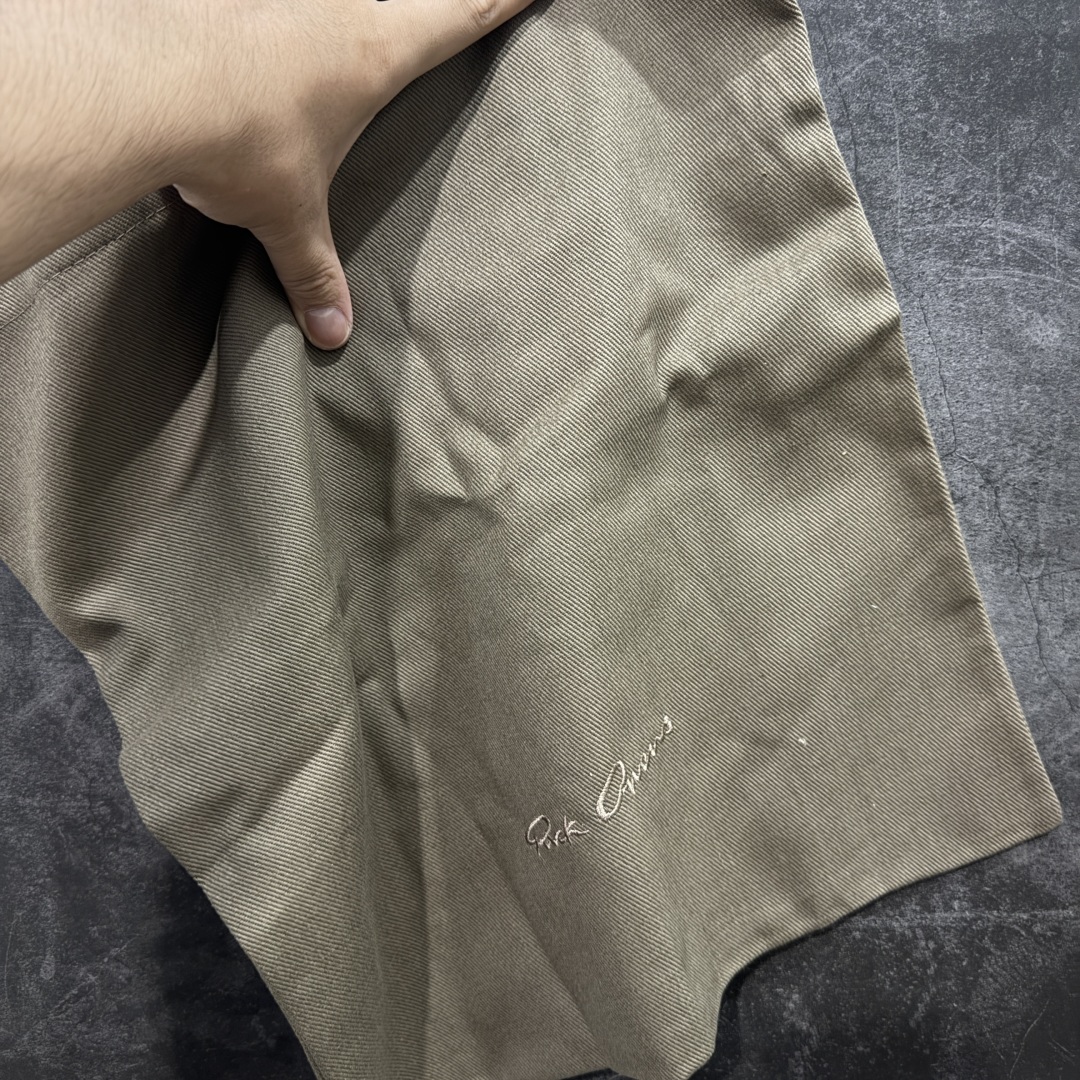 图片[9]-【莞顶渠道】瑞克 欧文斯Rick owens 主线 经典西瓜头 RO低帮米白皮面 进口原料牛皮 莞产超级顶货 新配色陆续上架 产品只会越做越漂亮💯 鞋头采用原版一致工艺 又翘又歪的效果目前这个技术市面上的任何版本都达不到这个效果 私模开发 细节一步到位不敢说百分百💯保证有百分之98还原 慢工出细活 好的产品不怕晚 这次的开发针对艺术家 收藏家 高品质 的人群 水染粒面小牛皮材质，和针车间距都是极致还原！ 顶级头层的小牛皮，质感无敌，奢侈品的触感！ 定制品牌logo的拉链！超大一比一规格礼盒装，重达3斤以上，外加定制欧文斯保护盒！ 配有日文、英文，双语种配件卡片！细节诠释，一件不落。 鞋盒翻盖 三标，正面+底部都一一做到！虽然增加不了实质的成本，但是打磨产品的细节，再微小也会还原！ 尺码：35 36 37 38 39 40 41 42 43 44 45 46-选品中心