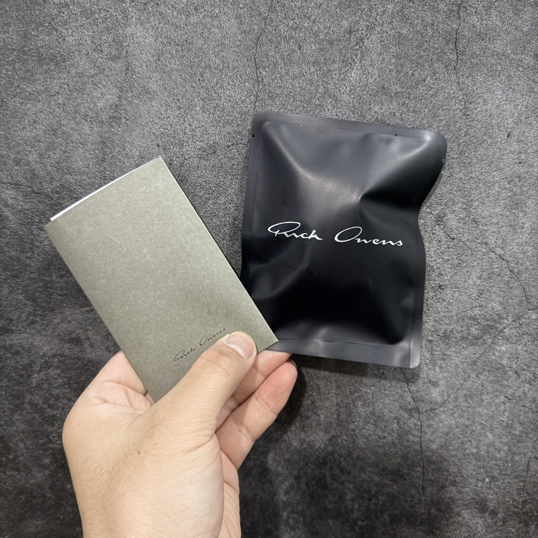 图片[8]-【莞顶渠道】瑞克 欧文斯Rick owens 主线 经典西瓜头 RO低帮米白皮面 进口原料牛皮 莞产超级顶货 新配色陆续上架 产品只会越做越漂亮💯 鞋头采用原版一致工艺 又翘又歪的效果目前这个技术市面上的任何版本都达不到这个效果 私模开发 细节一步到位不敢说百分百💯保证有百分之98还原 慢工出细活 好的产品不怕晚 这次的开发针对艺术家 收藏家 高品质 的人群 水染粒面小牛皮材质，和针车间距都是极致还原！ 顶级头层的小牛皮，质感无敌，奢侈品的触感！ 定制品牌logo的拉链！超大一比一规格礼盒装，重达3斤以上，外加定制欧文斯保护盒！ 配有日文、英文，双语种配件卡片！细节诠释，一件不落。 鞋盒翻盖 三标，正面+底部都一一做到！虽然增加不了实质的成本，但是打磨产品的细节，再微小也会还原！ 尺码：35 36 37 38 39 40 41 42 43 44 45 46-选品中心