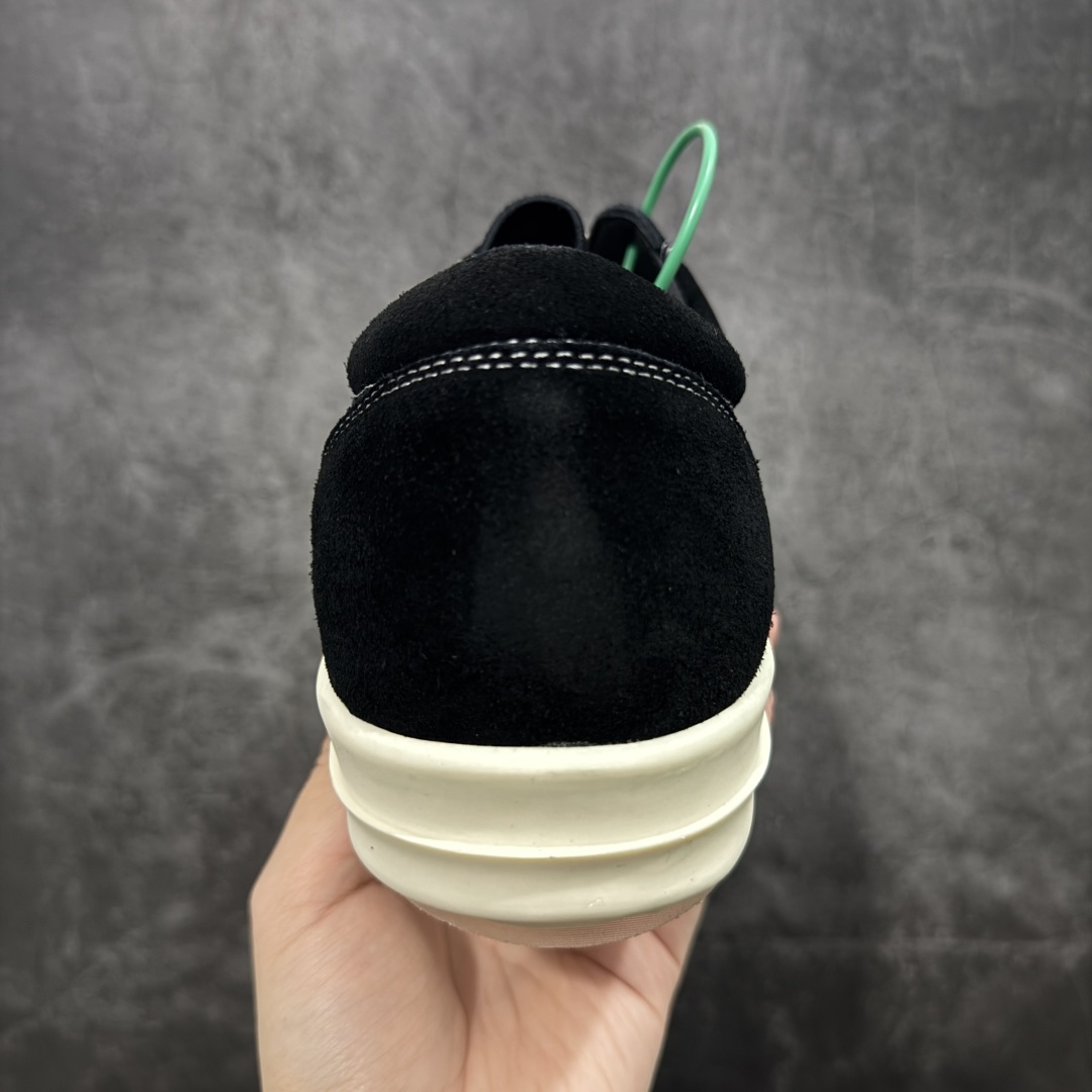 图片[4]-【莞顶渠道】瑞克 欧文斯Rick owens 主线 经典西瓜头 RO低帮黑白绒面麂皮 进口原料牛皮 莞产超级顶货 新配色陆续上架 产品只会越做越漂亮💯 鞋头采用原版一致工艺 又翘又歪的效果目前这个技术市面上的任何版本都达不到这个效果 私模开发 细节一步到位不敢说百分百💯保证有百分之98还原 慢工出细活 好的产品不怕晚 这次的开发针对艺术家 收藏家 高品质 的人群 水染粒面小牛皮材质，和针车间距都是极致还原！ 顶级头层的小牛皮，质感无敌，奢侈品的触感！ 定制品牌logo的拉链！超大一比一规格礼盒装，重达3斤以上，外加定制欧文斯保护盒！ 配有日文、英文，双语种配件卡片！细节诠释，一件不落。 鞋盒翻盖 三标，正面+底部都一一做到！虽然增加不了实质的成本，但是打磨产品的细节，再微小也会还原！ 尺码：35 36 37 38 39 40 41 42 43 44 45 46-选品中心