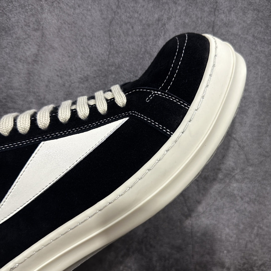 图片[6]-【莞顶渠道】瑞克 欧文斯Rick owens 主线 经典西瓜头 RO低帮黑白绒面麂皮 进口原料牛皮 莞产超级顶货 新配色陆续上架 产品只会越做越漂亮💯 鞋头采用原版一致工艺 又翘又歪的效果目前这个技术市面上的任何版本都达不到这个效果 私模开发 细节一步到位不敢说百分百💯保证有百分之98还原 慢工出细活 好的产品不怕晚 这次的开发针对艺术家 收藏家 高品质 的人群 水染粒面小牛皮材质，和针车间距都是极致还原！ 顶级头层的小牛皮，质感无敌，奢侈品的触感！ 定制品牌logo的拉链！超大一比一规格礼盒装，重达3斤以上，外加定制欧文斯保护盒！ 配有日文、英文，双语种配件卡片！细节诠释，一件不落。 鞋盒翻盖 三标，正面+底部都一一做到！虽然增加不了实质的成本，但是打磨产品的细节，再微小也会还原！ 尺码：35 36 37 38 39 40 41 42 43 44 45 46-选品中心