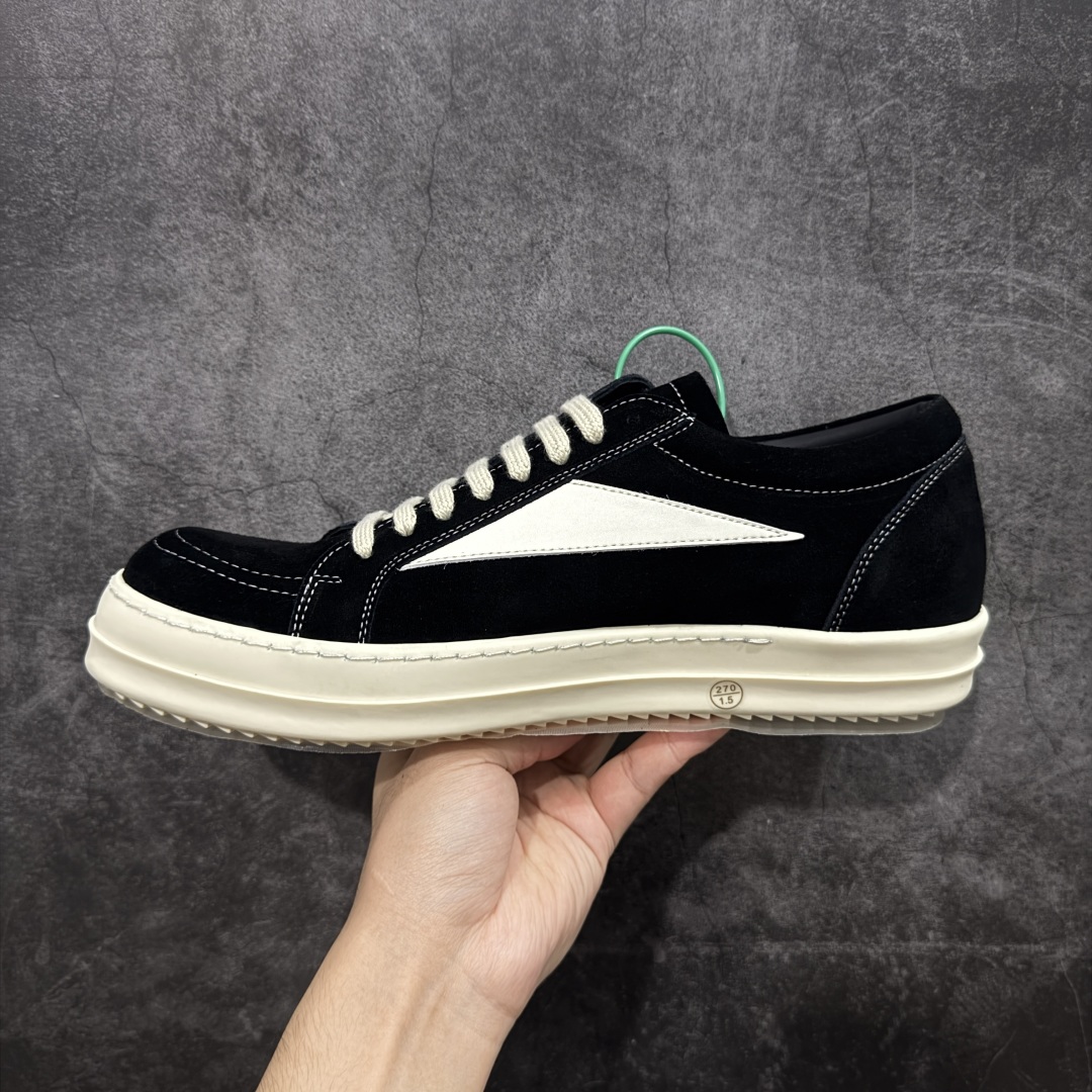 图片[2]-【莞顶渠道】瑞克 欧文斯Rick owens 主线 经典西瓜头 RO低帮黑白绒面麂皮 进口原料牛皮 莞产超级顶货 新配色陆续上架 产品只会越做越漂亮💯 鞋头采用原版一致工艺 又翘又歪的效果目前这个技术市面上的任何版本都达不到这个效果 私模开发 细节一步到位不敢说百分百💯保证有百分之98还原 慢工出细活 好的产品不怕晚 这次的开发针对艺术家 收藏家 高品质 的人群 水染粒面小牛皮材质，和针车间距都是极致还原！ 顶级头层的小牛皮，质感无敌，奢侈品的触感！ 定制品牌logo的拉链！超大一比一规格礼盒装，重达3斤以上，外加定制欧文斯保护盒！ 配有日文、英文，双语种配件卡片！细节诠释，一件不落。 鞋盒翻盖 三标，正面+底部都一一做到！虽然增加不了实质的成本，但是打磨产品的细节，再微小也会还原！ 尺码：35 36 37 38 39 40 41 42 43 44 45 46-选品中心