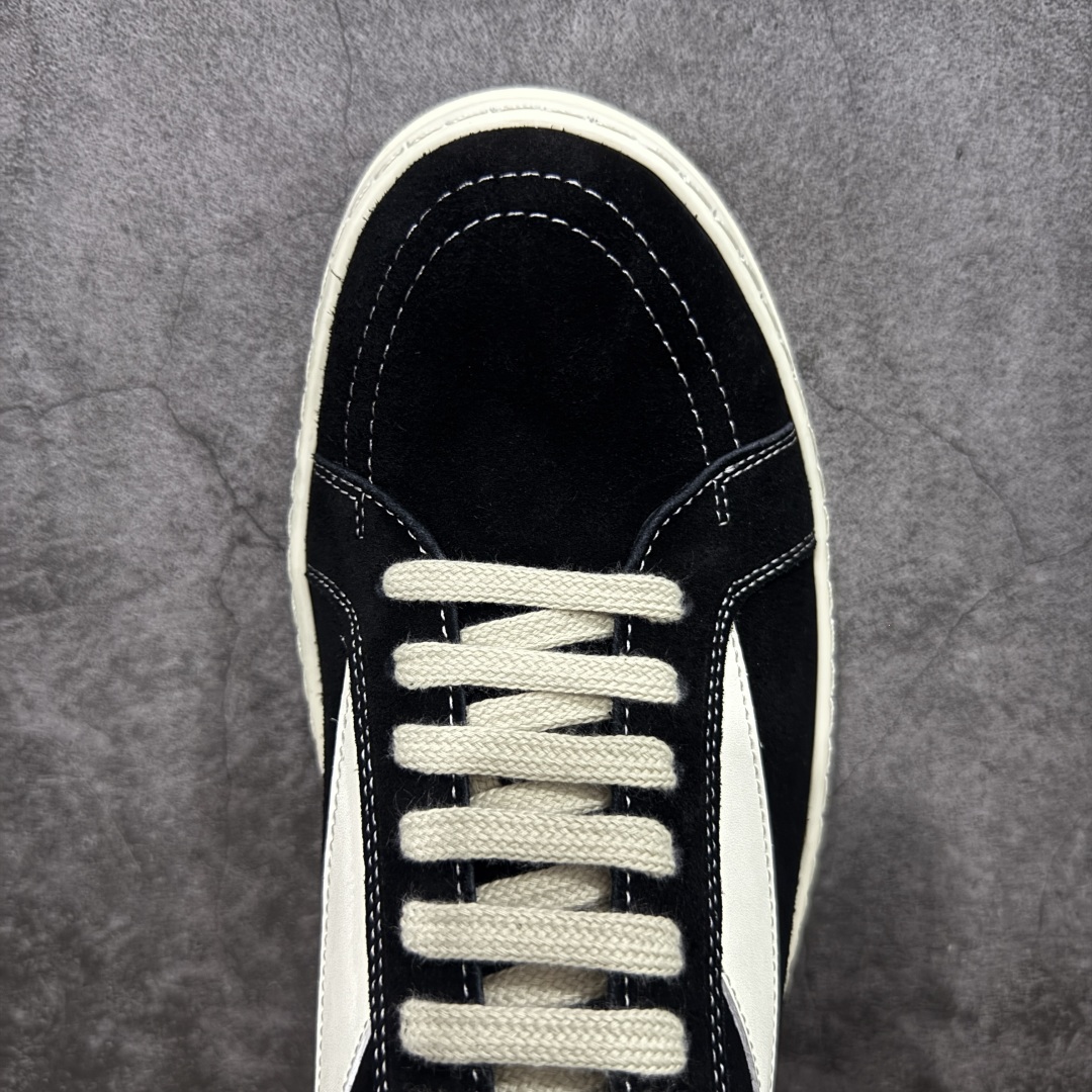 图片[5]-【莞顶渠道】瑞克 欧文斯Rick owens 主线 经典西瓜头 RO低帮黑白绒面麂皮 进口原料牛皮 莞产超级顶货 新配色陆续上架 产品只会越做越漂亮💯 鞋头采用原版一致工艺 又翘又歪的效果目前这个技术市面上的任何版本都达不到这个效果 私模开发 细节一步到位不敢说百分百💯保证有百分之98还原 慢工出细活 好的产品不怕晚 这次的开发针对艺术家 收藏家 高品质 的人群 水染粒面小牛皮材质，和针车间距都是极致还原！ 顶级头层的小牛皮，质感无敌，奢侈品的触感！ 定制品牌logo的拉链！超大一比一规格礼盒装，重达3斤以上，外加定制欧文斯保护盒！ 配有日文、英文，双语种配件卡片！细节诠释，一件不落。 鞋盒翻盖 三标，正面+底部都一一做到！虽然增加不了实质的成本，但是打磨产品的细节，再微小也会还原！ 尺码：35 36 37 38 39 40 41 42 43 44 45 46-选品中心