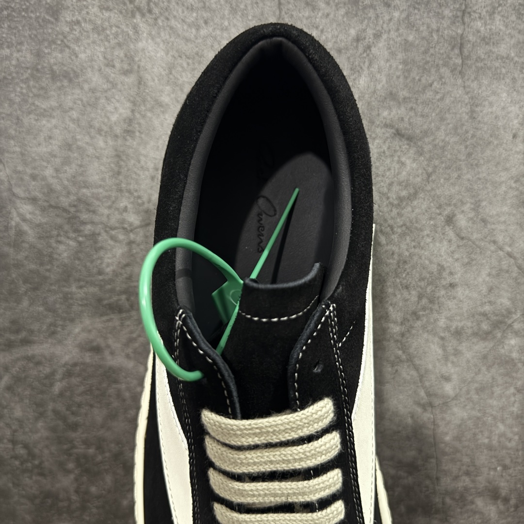 图片[8]-【莞顶渠道】瑞克 欧文斯Rick owens 主线 经典西瓜头 RO低帮黑白绒面麂皮 进口原料牛皮 莞产超级顶货 新配色陆续上架 产品只会越做越漂亮💯 鞋头采用原版一致工艺 又翘又歪的效果目前这个技术市面上的任何版本都达不到这个效果 私模开发 细节一步到位不敢说百分百💯保证有百分之98还原 慢工出细活 好的产品不怕晚 这次的开发针对艺术家 收藏家 高品质 的人群 水染粒面小牛皮材质，和针车间距都是极致还原！ 顶级头层的小牛皮，质感无敌，奢侈品的触感！ 定制品牌logo的拉链！超大一比一规格礼盒装，重达3斤以上，外加定制欧文斯保护盒！ 配有日文、英文，双语种配件卡片！细节诠释，一件不落。 鞋盒翻盖 三标，正面+底部都一一做到！虽然增加不了实质的成本，但是打磨产品的细节，再微小也会还原！ 尺码：35 36 37 38 39 40 41 42 43 44 45 46-选品中心