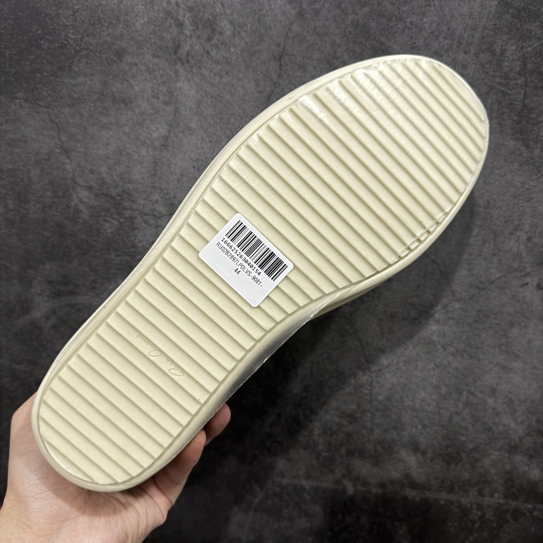 图片[9]-【莞顶渠道】瑞克 欧文斯Rick owens 主线 经典西瓜头 RO低帮黑白绒面麂皮 进口原料牛皮 莞产超级顶货 新配色陆续上架 产品只会越做越漂亮💯 鞋头采用原版一致工艺 又翘又歪的效果目前这个技术市面上的任何版本都达不到这个效果 私模开发 细节一步到位不敢说百分百💯保证有百分之98还原 慢工出细活 好的产品不怕晚 这次的开发针对艺术家 收藏家 高品质 的人群 水染粒面小牛皮材质，和针车间距都是极致还原！ 顶级头层的小牛皮，质感无敌，奢侈品的触感！ 定制品牌logo的拉链！超大一比一规格礼盒装，重达3斤以上，外加定制欧文斯保护盒！ 配有日文、英文，双语种配件卡片！细节诠释，一件不落。 鞋盒翻盖 三标，正面+底部都一一做到！虽然增加不了实质的成本，但是打磨产品的细节，再微小也会还原！ 尺码：35 36 37 38 39 40 41 42 43 44 45 46-选品中心