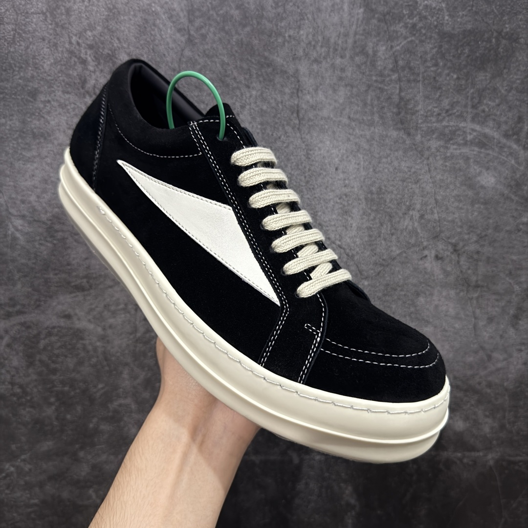 图片[3]-【莞顶渠道】瑞克 欧文斯Rick owens 主线 经典西瓜头 RO低帮黑白绒面麂皮 进口原料牛皮 莞产超级顶货 新配色陆续上架 产品只会越做越漂亮💯 鞋头采用原版一致工艺 又翘又歪的效果目前这个技术市面上的任何版本都达不到这个效果 私模开发 细节一步到位不敢说百分百💯保证有百分之98还原 慢工出细活 好的产品不怕晚 这次的开发针对艺术家 收藏家 高品质 的人群 水染粒面小牛皮材质，和针车间距都是极致还原！ 顶级头层的小牛皮，质感无敌，奢侈品的触感！ 定制品牌logo的拉链！超大一比一规格礼盒装，重达3斤以上，外加定制欧文斯保护盒！ 配有日文、英文，双语种配件卡片！细节诠释，一件不落。 鞋盒翻盖 三标，正面+底部都一一做到！虽然增加不了实质的成本，但是打磨产品的细节，再微小也会还原！ 尺码：35 36 37 38 39 40 41 42 43 44 45 46-选品中心