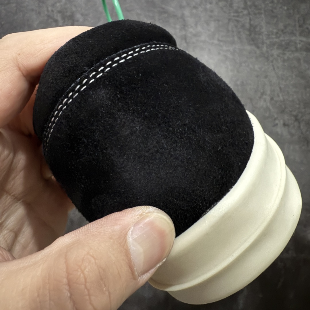 图片[2]-【莞顶渠道】瑞克 欧文斯Rick owens 主线 经典西瓜头 RO低帮黑白绒面麂皮 进口原料牛皮 莞产超级顶货 新配色陆续上架 产品只会越做越漂亮💯 鞋头采用原版一致工艺 又翘又歪的效果目前这个技术市面上的任何版本都达不到这个效果 私模开发 细节一步到位不敢说百分百💯保证有百分之98还原 慢工出细活 好的产品不怕晚 这次的开发针对艺术家 收藏家 高品质 的人群 水染粒面小牛皮材质，和针车间距都是极致还原！ 顶级头层的小牛皮，质感无敌，奢侈品的触感！ 定制品牌logo的拉链！超大一比一规格礼盒装，重达3斤以上，外加定制欧文斯保护盒！ 配有日文、英文，双语种配件卡片！细节诠释，一件不落。 鞋盒翻盖 三标，正面+底部都一一做到！虽然增加不了实质的成本，但是打磨产品的细节，再微小也会还原！ 尺码：35 36 37 38 39 40 41 42 43 44 45 46-选品中心