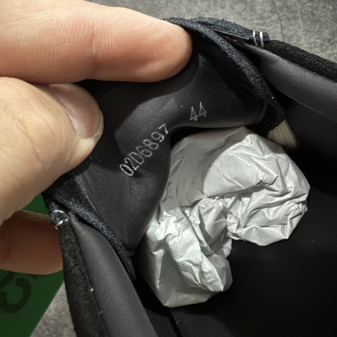 图片[5]-【莞顶渠道】瑞克 欧文斯Rick owens 主线 经典西瓜头 RO低帮黑白绒面麂皮 进口原料牛皮 莞产超级顶货 新配色陆续上架 产品只会越做越漂亮💯 鞋头采用原版一致工艺 又翘又歪的效果目前这个技术市面上的任何版本都达不到这个效果 私模开发 细节一步到位不敢说百分百💯保证有百分之98还原 慢工出细活 好的产品不怕晚 这次的开发针对艺术家 收藏家 高品质 的人群 水染粒面小牛皮材质，和针车间距都是极致还原！ 顶级头层的小牛皮，质感无敌，奢侈品的触感！ 定制品牌logo的拉链！超大一比一规格礼盒装，重达3斤以上，外加定制欧文斯保护盒！ 配有日文、英文，双语种配件卡片！细节诠释，一件不落。 鞋盒翻盖 三标，正面+底部都一一做到！虽然增加不了实质的成本，但是打磨产品的细节，再微小也会还原！ 尺码：35 36 37 38 39 40 41 42 43 44 45 46-选品中心