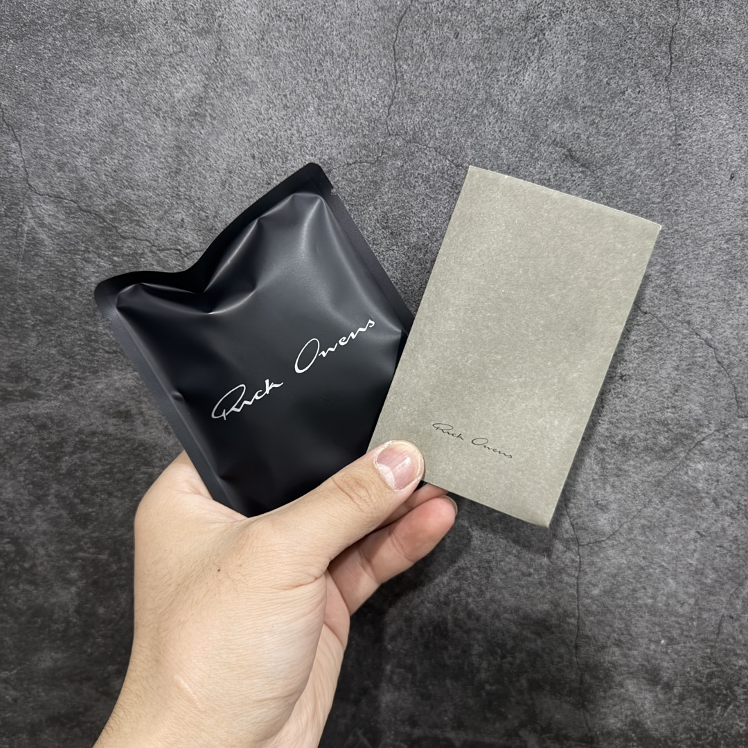 图片[8]-【莞顶渠道】瑞克 欧文斯Rick owens 主线 经典西瓜头 RO低帮黑白绒面麂皮 进口原料牛皮 莞产超级顶货 新配色陆续上架 产品只会越做越漂亮💯 鞋头采用原版一致工艺 又翘又歪的效果目前这个技术市面上的任何版本都达不到这个效果 私模开发 细节一步到位不敢说百分百💯保证有百分之98还原 慢工出细活 好的产品不怕晚 这次的开发针对艺术家 收藏家 高品质 的人群 水染粒面小牛皮材质，和针车间距都是极致还原！ 顶级头层的小牛皮，质感无敌，奢侈品的触感！ 定制品牌logo的拉链！超大一比一规格礼盒装，重达3斤以上，外加定制欧文斯保护盒！ 配有日文、英文，双语种配件卡片！细节诠释，一件不落。 鞋盒翻盖 三标，正面+底部都一一做到！虽然增加不了实质的成本，但是打磨产品的细节，再微小也会还原！ 尺码：35 36 37 38 39 40 41 42 43 44 45 46-选品中心