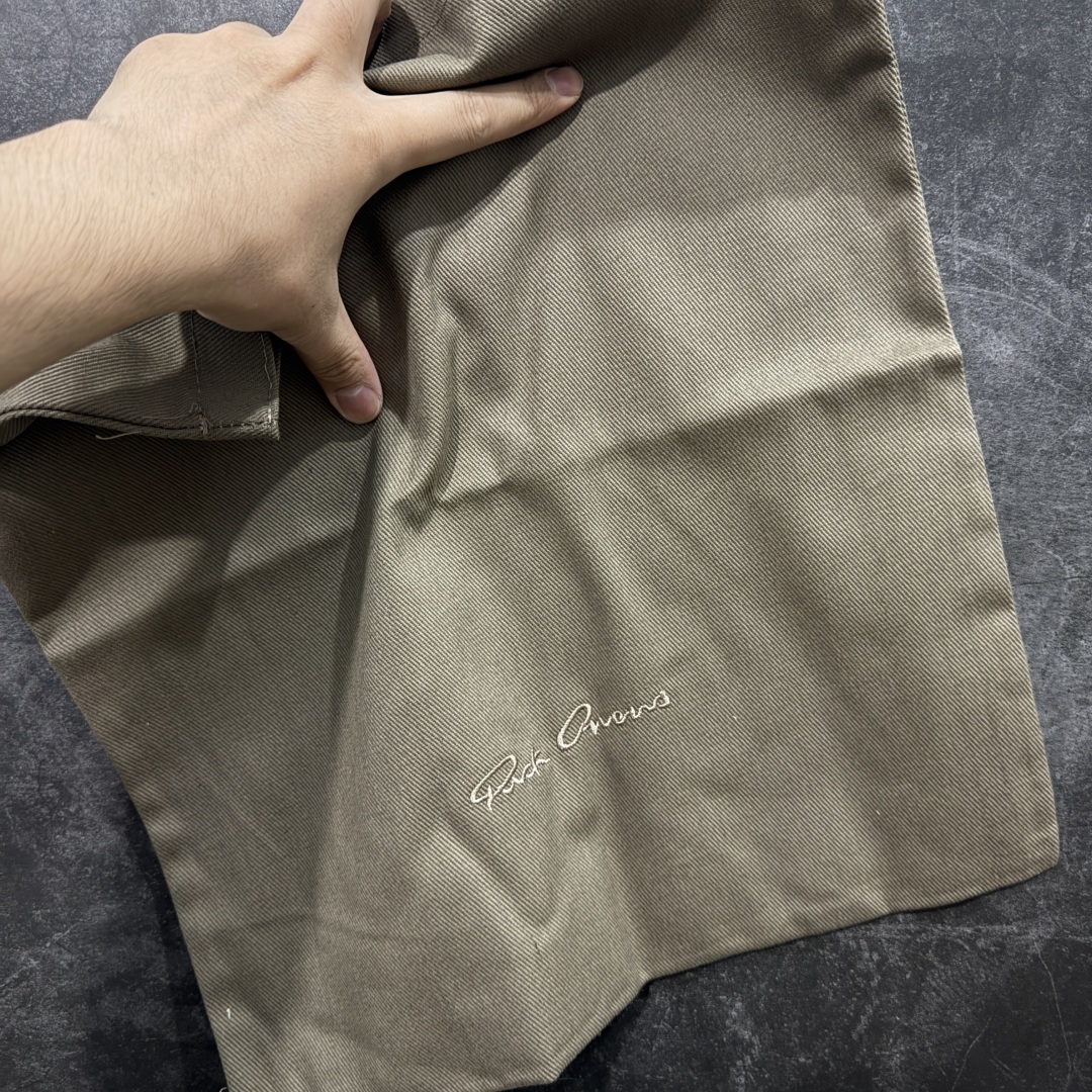 图片[9]-【莞顶渠道】瑞克 欧文斯Rick owens 主线 经典西瓜头 RO低帮黑白绒面麂皮 进口原料牛皮 莞产超级顶货 新配色陆续上架 产品只会越做越漂亮💯 鞋头采用原版一致工艺 又翘又歪的效果目前这个技术市面上的任何版本都达不到这个效果 私模开发 细节一步到位不敢说百分百💯保证有百分之98还原 慢工出细活 好的产品不怕晚 这次的开发针对艺术家 收藏家 高品质 的人群 水染粒面小牛皮材质，和针车间距都是极致还原！ 顶级头层的小牛皮，质感无敌，奢侈品的触感！ 定制品牌logo的拉链！超大一比一规格礼盒装，重达3斤以上，外加定制欧文斯保护盒！ 配有日文、英文，双语种配件卡片！细节诠释，一件不落。 鞋盒翻盖 三标，正面+底部都一一做到！虽然增加不了实质的成本，但是打磨产品的细节，再微小也会还原！ 尺码：35 36 37 38 39 40 41 42 43 44 45 46-选品中心