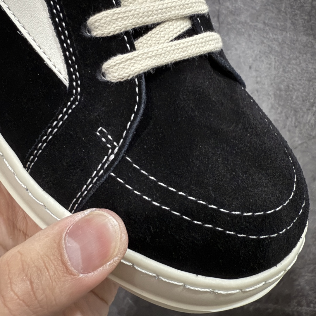 图片[4]-【莞顶渠道】瑞克 欧文斯Rick owens 主线 经典西瓜头 RO低帮黑白绒面麂皮 进口原料牛皮 莞产超级顶货 新配色陆续上架 产品只会越做越漂亮💯 鞋头采用原版一致工艺 又翘又歪的效果目前这个技术市面上的任何版本都达不到这个效果 私模开发 细节一步到位不敢说百分百💯保证有百分之98还原 慢工出细活 好的产品不怕晚 这次的开发针对艺术家 收藏家 高品质 的人群 水染粒面小牛皮材质，和针车间距都是极致还原！ 顶级头层的小牛皮，质感无敌，奢侈品的触感！ 定制品牌logo的拉链！超大一比一规格礼盒装，重达3斤以上，外加定制欧文斯保护盒！ 配有日文、英文，双语种配件卡片！细节诠释，一件不落。 鞋盒翻盖 三标，正面+底部都一一做到！虽然增加不了实质的成本，但是打磨产品的细节，再微小也会还原！ 尺码：35 36 37 38 39 40 41 42 43 44 45 46-选品中心