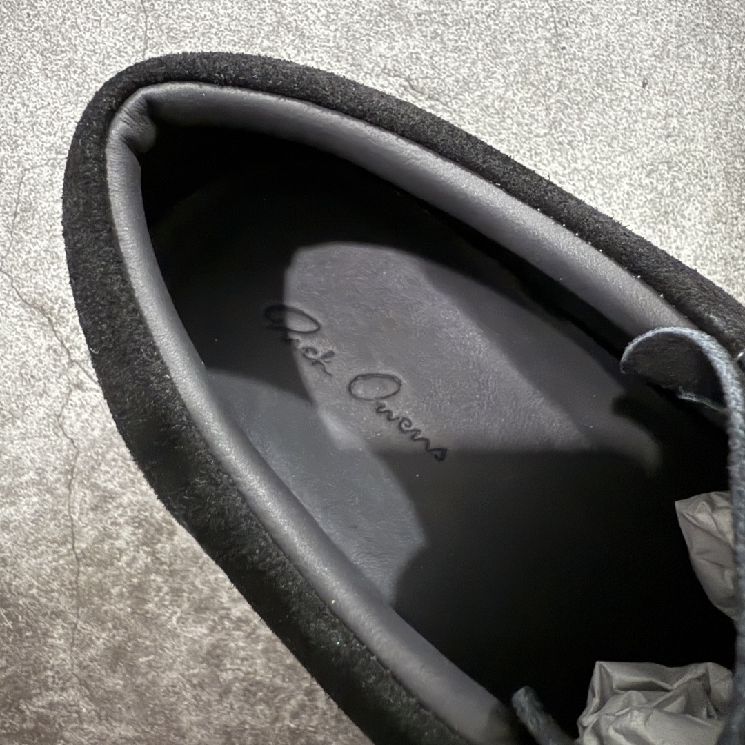 图片[6]-【莞顶渠道】瑞克 欧文斯Rick owens 主线 经典西瓜头 RO低帮黑白绒面麂皮 进口原料牛皮 莞产超级顶货 新配色陆续上架 产品只会越做越漂亮💯 鞋头采用原版一致工艺 又翘又歪的效果目前这个技术市面上的任何版本都达不到这个效果 私模开发 细节一步到位不敢说百分百💯保证有百分之98还原 慢工出细活 好的产品不怕晚 这次的开发针对艺术家 收藏家 高品质 的人群 水染粒面小牛皮材质，和针车间距都是极致还原！ 顶级头层的小牛皮，质感无敌，奢侈品的触感！ 定制品牌logo的拉链！超大一比一规格礼盒装，重达3斤以上，外加定制欧文斯保护盒！ 配有日文、英文，双语种配件卡片！细节诠释，一件不落。 鞋盒翻盖 三标，正面+底部都一一做到！虽然增加不了实质的成本，但是打磨产品的细节，再微小也会还原！ 尺码：35 36 37 38 39 40 41 42 43 44 45 46-选品中心