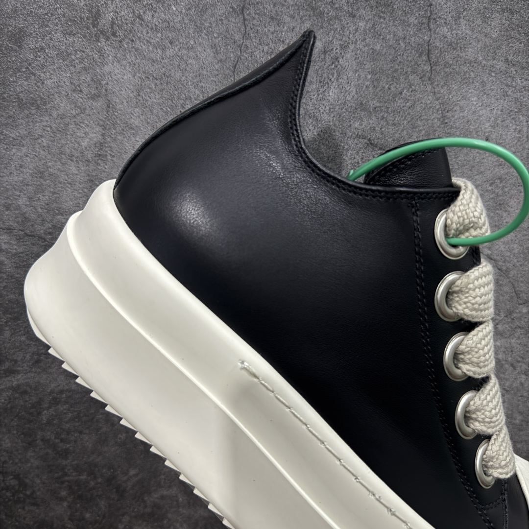 图片[7]-【莞顶渠道】瑞克 欧文斯Rick owens 主线 经典西瓜头 RO低帮厚底粗绑带黑白皮面 进口原料牛皮 莞产超级顶货 新配色陆续上架 产品只会越做越漂亮💯 鞋头采用原版一致工艺 又翘又歪的效果目前这个技术市面上的任何版本都达不到这个效果 私模开发 细节一步到位不敢说百分百💯保证有百分之98还原 慢工出细活 好的产品不怕晚 这次的开发针对艺术家 收藏家 高品质 的人群 水染粒面小牛皮材质，和针车间距都是极致还原！ 顶级头层的小牛皮，质感无敌，奢侈品的触感！ 定制品牌logo的拉链！超大一比一规格礼盒装，重达3斤以上，外加定制欧文斯保护盒！ 配有日文、英文，双语种配件卡片！细节诠释，一件不落。 鞋盒翻盖 三标，正面+底部都一一做到！虽然增加不了实质的成本，但是打磨产品的细节，再微小也会还原！ 尺码：35 36 37 38 39 40 41 42 43 44 45 46-选品中心