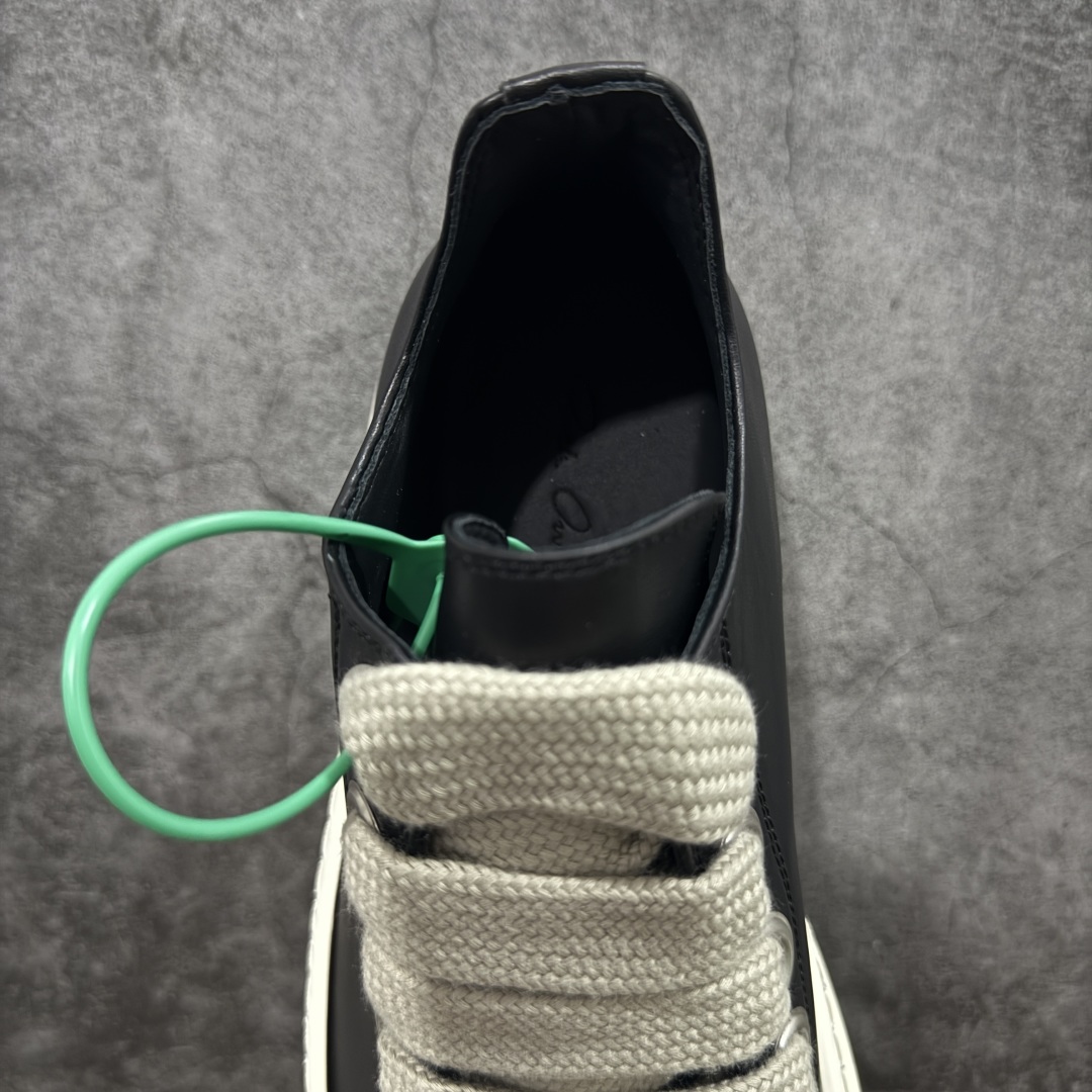 图片[8]-【莞顶渠道】瑞克 欧文斯Rick owens 主线 经典西瓜头 RO低帮厚底粗绑带黑白皮面 进口原料牛皮 莞产超级顶货 新配色陆续上架 产品只会越做越漂亮💯 鞋头采用原版一致工艺 又翘又歪的效果目前这个技术市面上的任何版本都达不到这个效果 私模开发 细节一步到位不敢说百分百💯保证有百分之98还原 慢工出细活 好的产品不怕晚 这次的开发针对艺术家 收藏家 高品质 的人群 水染粒面小牛皮材质，和针车间距都是极致还原！ 顶级头层的小牛皮，质感无敌，奢侈品的触感！ 定制品牌logo的拉链！超大一比一规格礼盒装，重达3斤以上，外加定制欧文斯保护盒！ 配有日文、英文，双语种配件卡片！细节诠释，一件不落。 鞋盒翻盖 三标，正面+底部都一一做到！虽然增加不了实质的成本，但是打磨产品的细节，再微小也会还原！ 尺码：35 36 37 38 39 40 41 42 43 44 45 46-选品中心