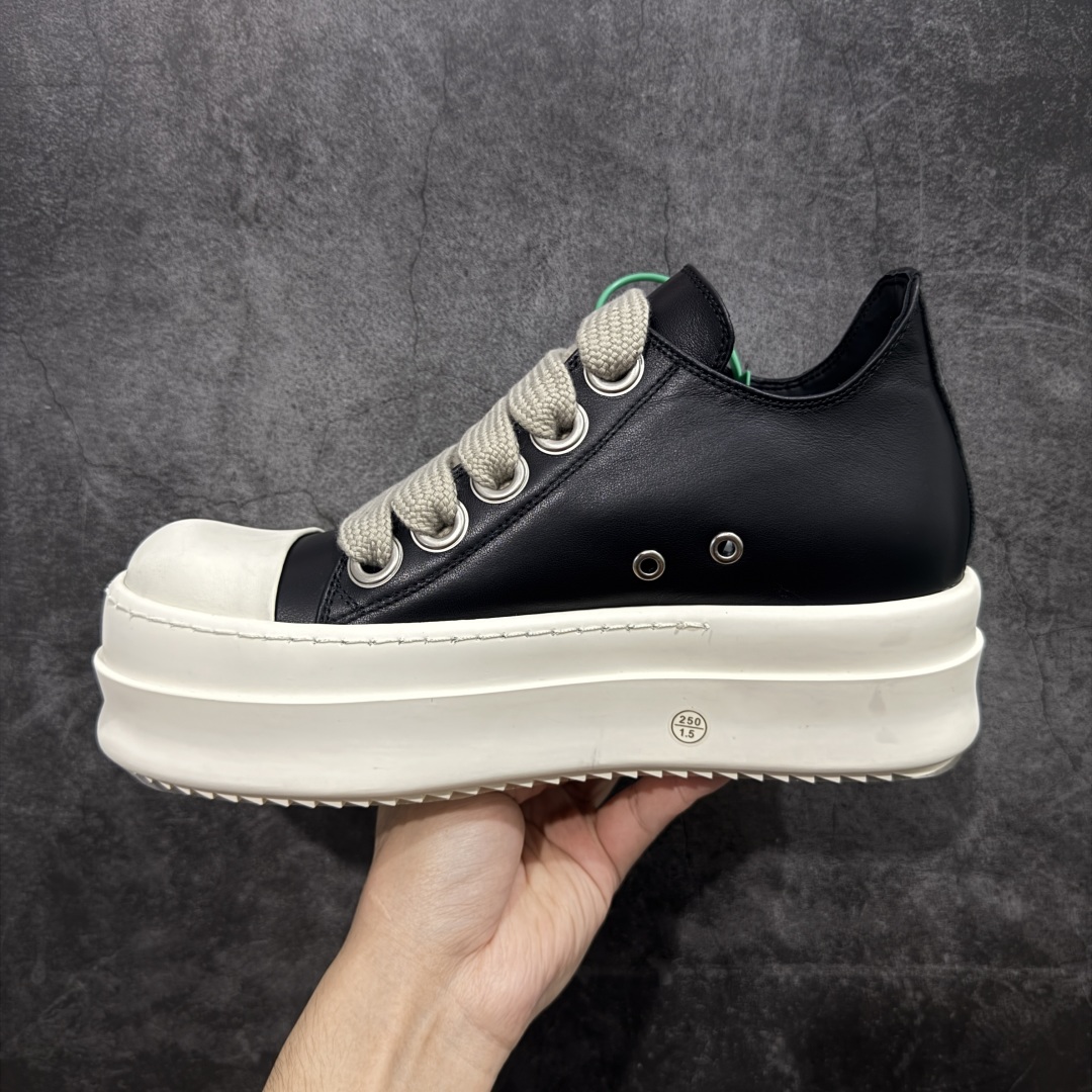 图片[2]-【莞顶渠道】瑞克 欧文斯Rick owens 主线 经典西瓜头 RO低帮厚底粗绑带黑白皮面 进口原料牛皮 莞产超级顶货 新配色陆续上架 产品只会越做越漂亮💯 鞋头采用原版一致工艺 又翘又歪的效果目前这个技术市面上的任何版本都达不到这个效果 私模开发 细节一步到位不敢说百分百💯保证有百分之98还原 慢工出细活 好的产品不怕晚 这次的开发针对艺术家 收藏家 高品质 的人群 水染粒面小牛皮材质，和针车间距都是极致还原！ 顶级头层的小牛皮，质感无敌，奢侈品的触感！ 定制品牌logo的拉链！超大一比一规格礼盒装，重达3斤以上，外加定制欧文斯保护盒！ 配有日文、英文，双语种配件卡片！细节诠释，一件不落。 鞋盒翻盖 三标，正面+底部都一一做到！虽然增加不了实质的成本，但是打磨产品的细节，再微小也会还原！ 尺码：35 36 37 38 39 40 41 42 43 44 45 46-选品中心