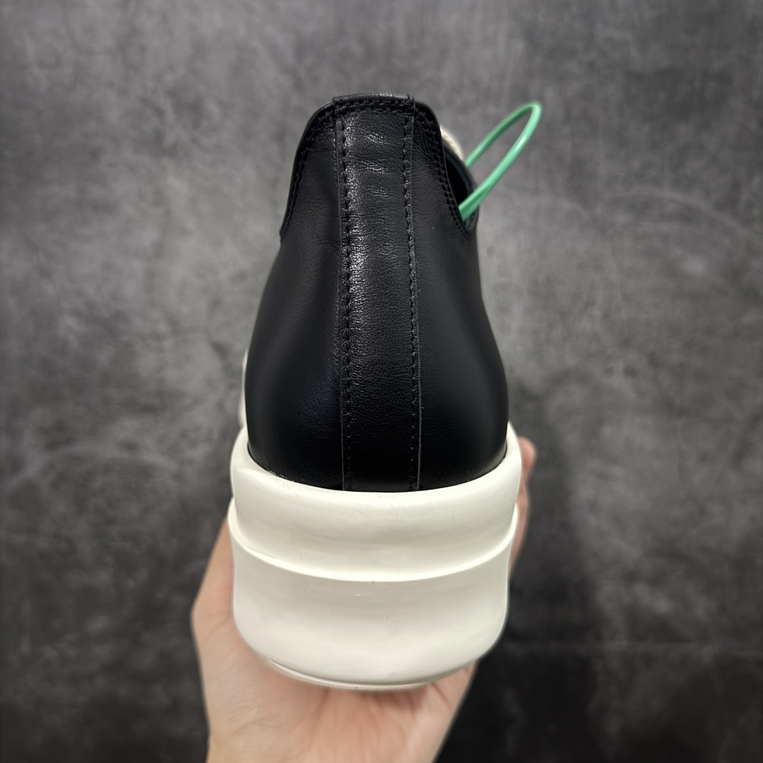 图片[4]-【莞顶渠道】瑞克 欧文斯Rick owens 主线 经典西瓜头 RO低帮厚底粗绑带黑白皮面 进口原料牛皮 莞产超级顶货 新配色陆续上架 产品只会越做越漂亮💯 鞋头采用原版一致工艺 又翘又歪的效果目前这个技术市面上的任何版本都达不到这个效果 私模开发 细节一步到位不敢说百分百💯保证有百分之98还原 慢工出细活 好的产品不怕晚 这次的开发针对艺术家 收藏家 高品质 的人群 水染粒面小牛皮材质，和针车间距都是极致还原！ 顶级头层的小牛皮，质感无敌，奢侈品的触感！ 定制品牌logo的拉链！超大一比一规格礼盒装，重达3斤以上，外加定制欧文斯保护盒！ 配有日文、英文，双语种配件卡片！细节诠释，一件不落。 鞋盒翻盖 三标，正面+底部都一一做到！虽然增加不了实质的成本，但是打磨产品的细节，再微小也会还原！ 尺码：35 36 37 38 39 40 41 42 43 44 45 46-选品中心