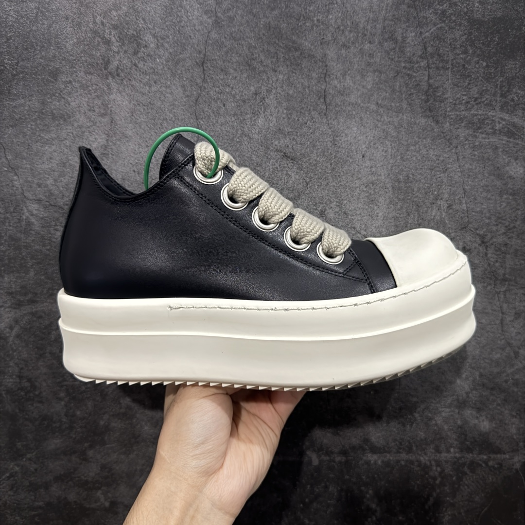 【莞顶渠道】瑞克 欧文斯Rick owens 主线 经典西瓜头 RO低帮厚底粗绑带黑白皮面 进口原料牛皮 莞产超级顶货 新配色陆续上架 产品只会越做越漂亮💯 鞋头采用原版一致工艺 又翘又歪的效果目前这个技术市面上的任何版本都达不到这个效果 私模开发 细节一步到位不敢说百分百💯保证有百分之98还原 慢工出细活 好的产品不怕晚 这次的开发针对艺术家 收藏家 高品质 的人群 水染粒面小牛皮材质,和针车间距都是极致还原! 顶级头层的小牛皮,质感无敌,奢侈品的触感! 定制品牌logo的拉链!超大一比一规格礼盒装,重达3斤以上,外加定制欧文斯保护盒! 配有日文、英文,双语种配件卡片!细节诠释,一件不落。 鞋盒翻盖 三标,正面+底部都一一做到!虽然增加不了实质的成本,但是打磨产品的细节,再微小也会还原! 尺码:35 36 37 38 39 40 41 42 43 44 45 46-选品中心