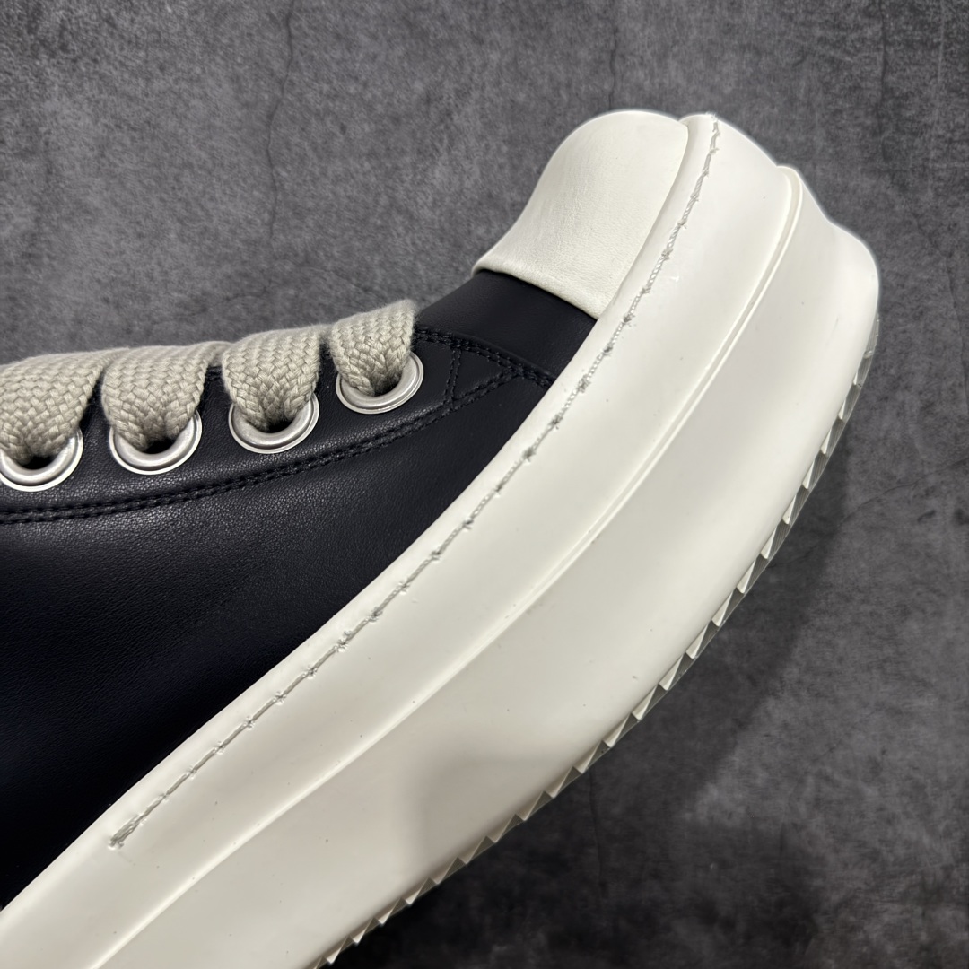 图片[6]-【莞顶渠道】瑞克 欧文斯Rick owens 主线 经典西瓜头 RO低帮厚底粗绑带黑白皮面 进口原料牛皮 莞产超级顶货 新配色陆续上架 产品只会越做越漂亮💯 鞋头采用原版一致工艺 又翘又歪的效果目前这个技术市面上的任何版本都达不到这个效果 私模开发 细节一步到位不敢说百分百💯保证有百分之98还原 慢工出细活 好的产品不怕晚 这次的开发针对艺术家 收藏家 高品质 的人群 水染粒面小牛皮材质，和针车间距都是极致还原！ 顶级头层的小牛皮，质感无敌，奢侈品的触感！ 定制品牌logo的拉链！超大一比一规格礼盒装，重达3斤以上，外加定制欧文斯保护盒！ 配有日文、英文，双语种配件卡片！细节诠释，一件不落。 鞋盒翻盖 三标，正面+底部都一一做到！虽然增加不了实质的成本，但是打磨产品的细节，再微小也会还原！ 尺码：35 36 37 38 39 40 41 42 43 44 45 46-选品中心