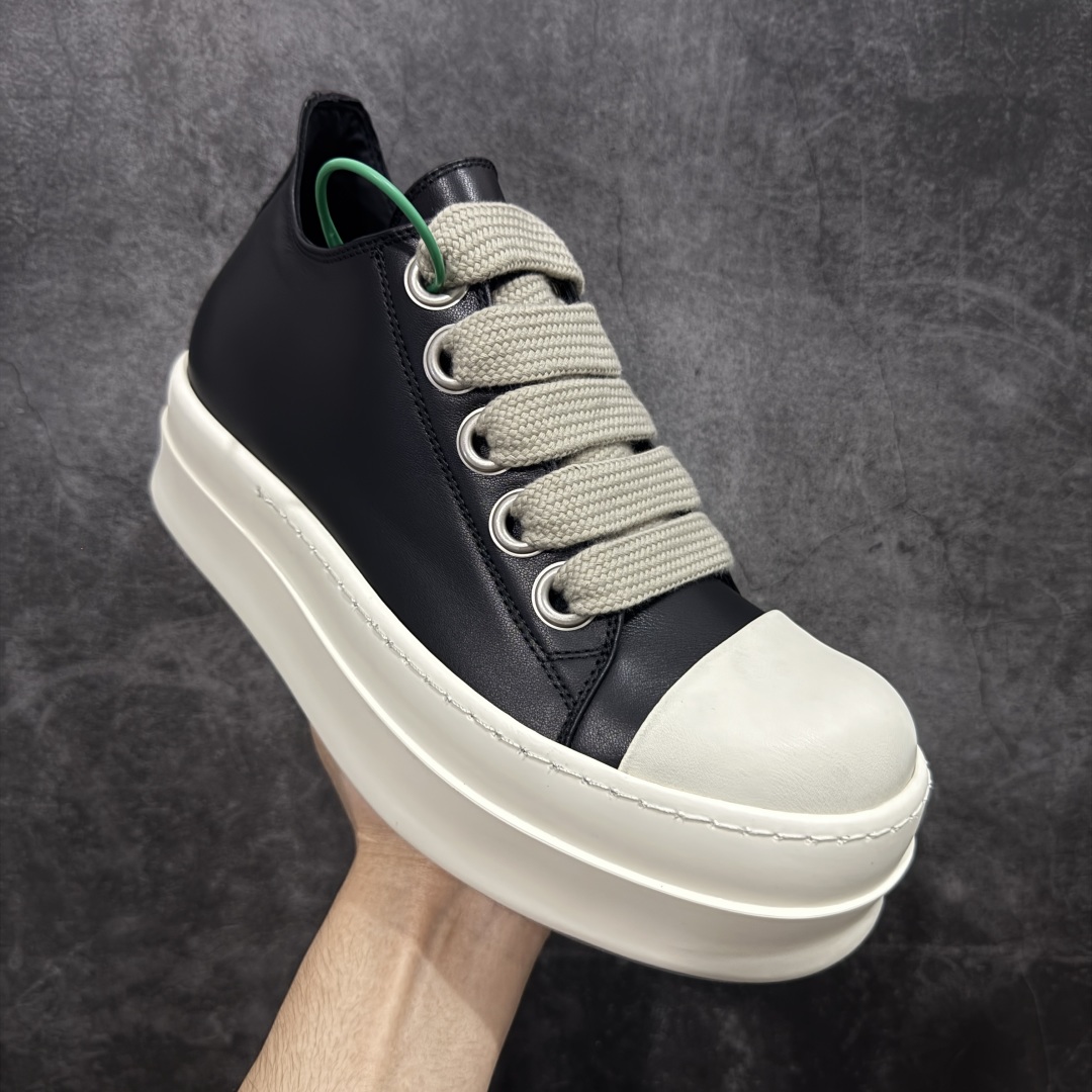 图片[3]-【莞顶渠道】瑞克 欧文斯Rick owens 主线 经典西瓜头 RO低帮厚底粗绑带黑白皮面 进口原料牛皮 莞产超级顶货 新配色陆续上架 产品只会越做越漂亮💯 鞋头采用原版一致工艺 又翘又歪的效果目前这个技术市面上的任何版本都达不到这个效果 私模开发 细节一步到位不敢说百分百💯保证有百分之98还原 慢工出细活 好的产品不怕晚 这次的开发针对艺术家 收藏家 高品质 的人群 水染粒面小牛皮材质，和针车间距都是极致还原！ 顶级头层的小牛皮，质感无敌，奢侈品的触感！ 定制品牌logo的拉链！超大一比一规格礼盒装，重达3斤以上，外加定制欧文斯保护盒！ 配有日文、英文，双语种配件卡片！细节诠释，一件不落。 鞋盒翻盖 三标，正面+底部都一一做到！虽然增加不了实质的成本，但是打磨产品的细节，再微小也会还原！ 尺码：35 36 37 38 39 40 41 42 43 44 45 46-选品中心