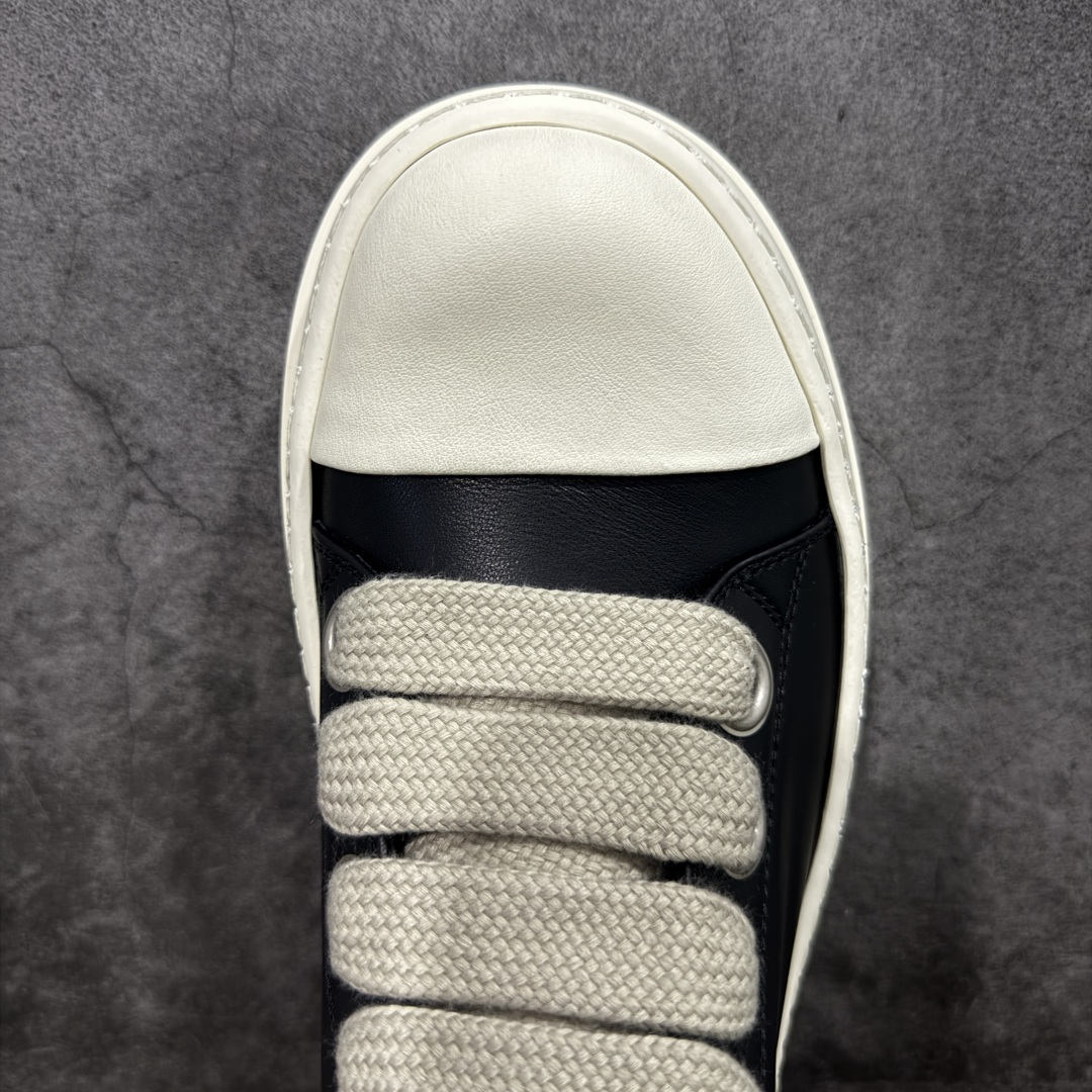 图片[5]-【莞顶渠道】瑞克 欧文斯Rick owens 主线 经典西瓜头 RO低帮厚底粗绑带黑白皮面 进口原料牛皮 莞产超级顶货 新配色陆续上架 产品只会越做越漂亮💯 鞋头采用原版一致工艺 又翘又歪的效果目前这个技术市面上的任何版本都达不到这个效果 私模开发 细节一步到位不敢说百分百💯保证有百分之98还原 慢工出细活 好的产品不怕晚 这次的开发针对艺术家 收藏家 高品质 的人群 水染粒面小牛皮材质，和针车间距都是极致还原！ 顶级头层的小牛皮，质感无敌，奢侈品的触感！ 定制品牌logo的拉链！超大一比一规格礼盒装，重达3斤以上，外加定制欧文斯保护盒！ 配有日文、英文，双语种配件卡片！细节诠释，一件不落。 鞋盒翻盖 三标，正面+底部都一一做到！虽然增加不了实质的成本，但是打磨产品的细节，再微小也会还原！ 尺码：35 36 37 38 39 40 41 42 43 44 45 46-选品中心