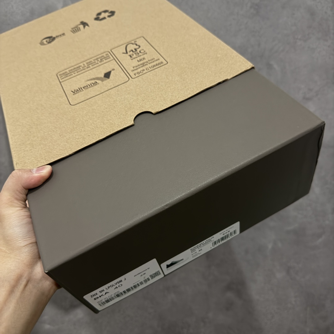 图片[9]-【莞顶渠道】瑞克 欧文斯Rick owens 主线 经典西瓜头 RO低帮厚底粗绑带黑白皮面 进口原料牛皮 莞产超级顶货 新配色陆续上架 产品只会越做越漂亮💯 鞋头采用原版一致工艺 又翘又歪的效果目前这个技术市面上的任何版本都达不到这个效果 私模开发 细节一步到位不敢说百分百💯保证有百分之98还原 慢工出细活 好的产品不怕晚 这次的开发针对艺术家 收藏家 高品质 的人群 水染粒面小牛皮材质，和针车间距都是极致还原！ 顶级头层的小牛皮，质感无敌，奢侈品的触感！ 定制品牌logo的拉链！超大一比一规格礼盒装，重达3斤以上，外加定制欧文斯保护盒！ 配有日文、英文，双语种配件卡片！细节诠释，一件不落。 鞋盒翻盖 三标，正面+底部都一一做到！虽然增加不了实质的成本，但是打磨产品的细节，再微小也会还原！ 尺码：35 36 37 38 39 40 41 42 43 44 45 46-选品中心