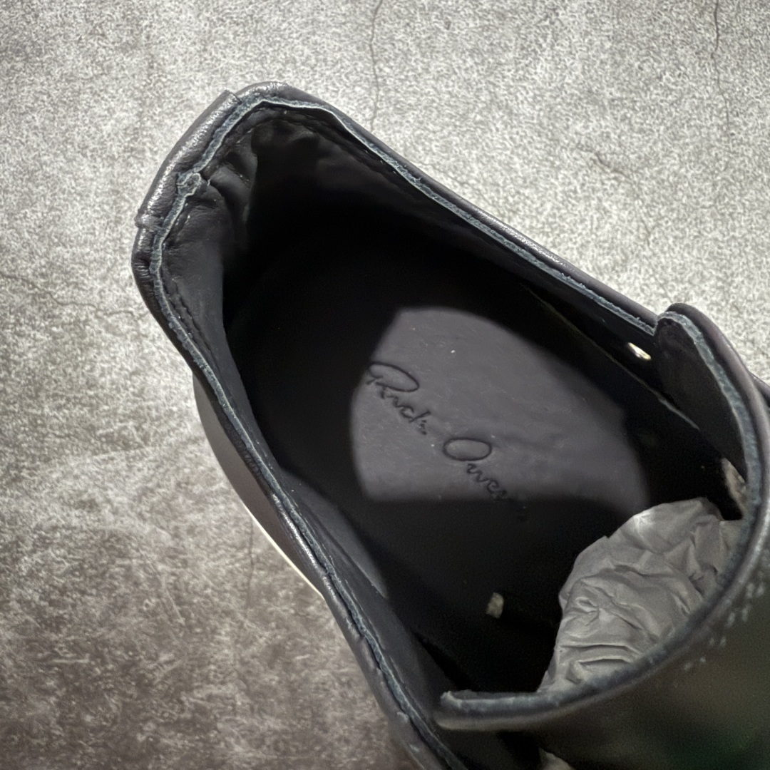 图片[6]-【莞顶渠道】瑞克 欧文斯Rick owens 主线 经典西瓜头 RO低帮厚底粗绑带黑白皮面 进口原料牛皮 莞产超级顶货 新配色陆续上架 产品只会越做越漂亮💯 鞋头采用原版一致工艺 又翘又歪的效果目前这个技术市面上的任何版本都达不到这个效果 私模开发 细节一步到位不敢说百分百💯保证有百分之98还原 慢工出细活 好的产品不怕晚 这次的开发针对艺术家 收藏家 高品质 的人群 水染粒面小牛皮材质，和针车间距都是极致还原！ 顶级头层的小牛皮，质感无敌，奢侈品的触感！ 定制品牌logo的拉链！超大一比一规格礼盒装，重达3斤以上，外加定制欧文斯保护盒！ 配有日文、英文，双语种配件卡片！细节诠释，一件不落。 鞋盒翻盖 三标，正面+底部都一一做到！虽然增加不了实质的成本，但是打磨产品的细节，再微小也会还原！ 尺码：35 36 37 38 39 40 41 42 43 44 45 46-选品中心