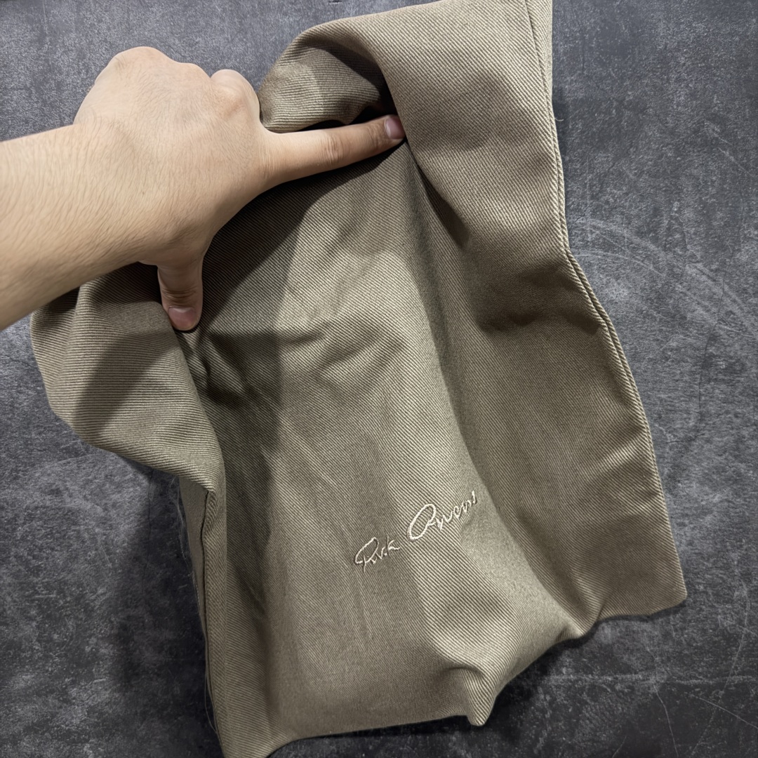 图片[8]-【莞顶渠道】瑞克 欧文斯Rick owens 主线 经典西瓜头 RO低帮厚底粗绑带黑白皮面 进口原料牛皮 莞产超级顶货 新配色陆续上架 产品只会越做越漂亮💯 鞋头采用原版一致工艺 又翘又歪的效果目前这个技术市面上的任何版本都达不到这个效果 私模开发 细节一步到位不敢说百分百💯保证有百分之98还原 慢工出细活 好的产品不怕晚 这次的开发针对艺术家 收藏家 高品质 的人群 水染粒面小牛皮材质，和针车间距都是极致还原！ 顶级头层的小牛皮，质感无敌，奢侈品的触感！ 定制品牌logo的拉链！超大一比一规格礼盒装，重达3斤以上，外加定制欧文斯保护盒！ 配有日文、英文，双语种配件卡片！细节诠释，一件不落。 鞋盒翻盖 三标，正面+底部都一一做到！虽然增加不了实质的成本，但是打磨产品的细节，再微小也会还原！ 尺码：35 36 37 38 39 40 41 42 43 44 45 46-选品中心