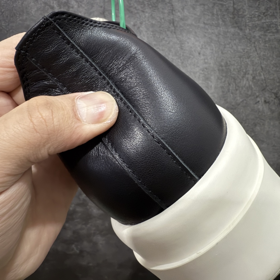 图片[2]-【莞顶渠道】瑞克 欧文斯Rick owens 主线 经典西瓜头 RO低帮厚底粗绑带黑白皮面 进口原料牛皮 莞产超级顶货 新配色陆续上架 产品只会越做越漂亮💯 鞋头采用原版一致工艺 又翘又歪的效果目前这个技术市面上的任何版本都达不到这个效果 私模开发 细节一步到位不敢说百分百💯保证有百分之98还原 慢工出细活 好的产品不怕晚 这次的开发针对艺术家 收藏家 高品质 的人群 水染粒面小牛皮材质，和针车间距都是极致还原！ 顶级头层的小牛皮，质感无敌，奢侈品的触感！ 定制品牌logo的拉链！超大一比一规格礼盒装，重达3斤以上，外加定制欧文斯保护盒！ 配有日文、英文，双语种配件卡片！细节诠释，一件不落。 鞋盒翻盖 三标，正面+底部都一一做到！虽然增加不了实质的成本，但是打磨产品的细节，再微小也会还原！ 尺码：35 36 37 38 39 40 41 42 43 44 45 46-选品中心